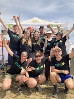 Eine Gruppe junger Menschen auf einem Festival Ein Gruppenfoto junger Menschen mit Oxfam T-Shirts