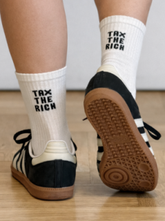 Jetzt regelmäßig spenden und „Tax the Rich“-Socken erhalten. Socken mit der Aufschrift „Tax the Rich“ (Reiche besteuern)