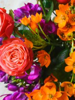 Spende statt Geschenke: Wünschen Sie sich doch statt Blumen eine Spende für Oxfam! Ein bunter Blumenstrauß.