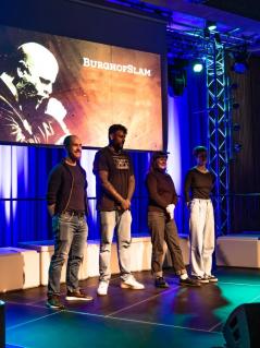 Oxfam Poetry Slam „Just.Climate” in Lörrach Menshcen stehen auf einer Bühne