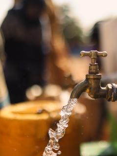 Bilder der Wasserinfrastruktur des von der Dürre betroffenen Bezirks Marsabit in Kenia Aus einem Wasserhahn fließt Wasser