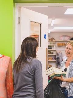 Sachen spenden im Oxfam Shop Sachen spenden im Oxfam Shop