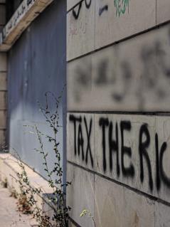 „Tax the Rich“ („Besteuert die Reichen“), fordert dieses Graffiti in der Innenstadt von Beirut, Libanon. An einer Hauswand in der Innenstadt von Beirut, Libanon, steht das Graffiti „Tax the Rich“ („Besteuert die Reichen“) geschrieben.