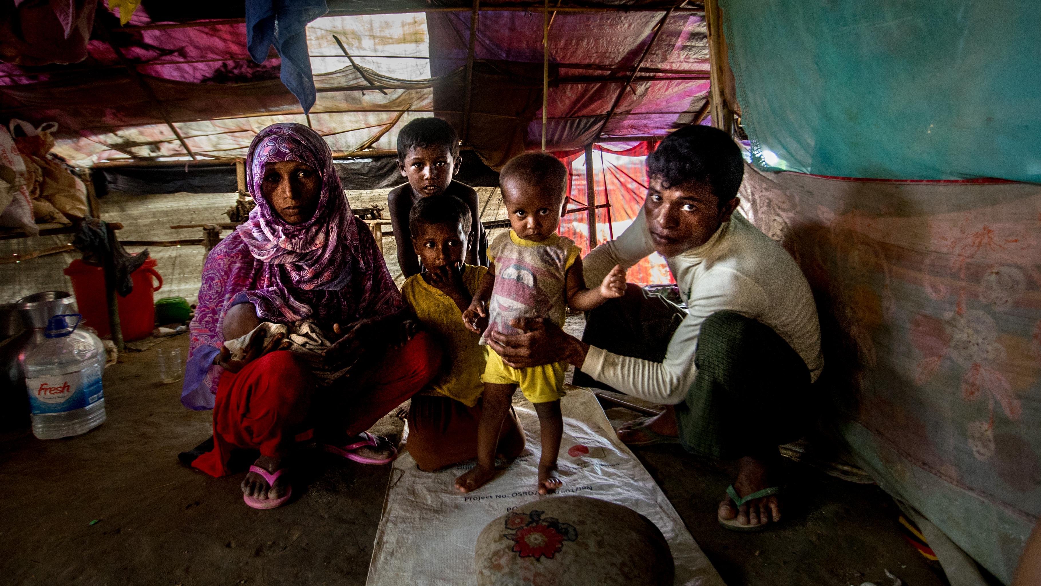 Romida mit Ehemann und Kindern im Shafiullah Ghata Camp in Bangladesch