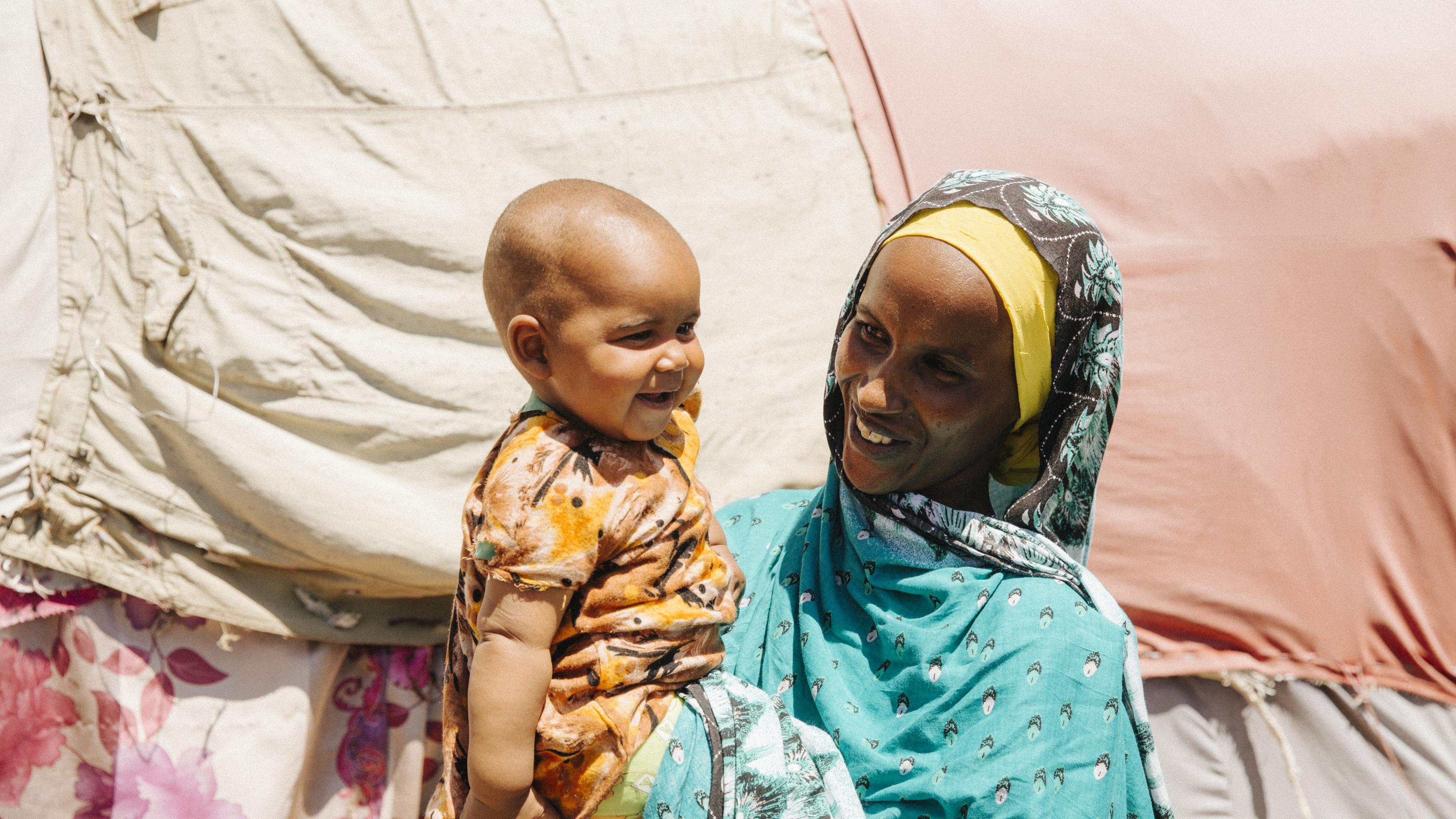 Aisha aus Äthiopien mit ihrem jüngsten Kind Oxfam