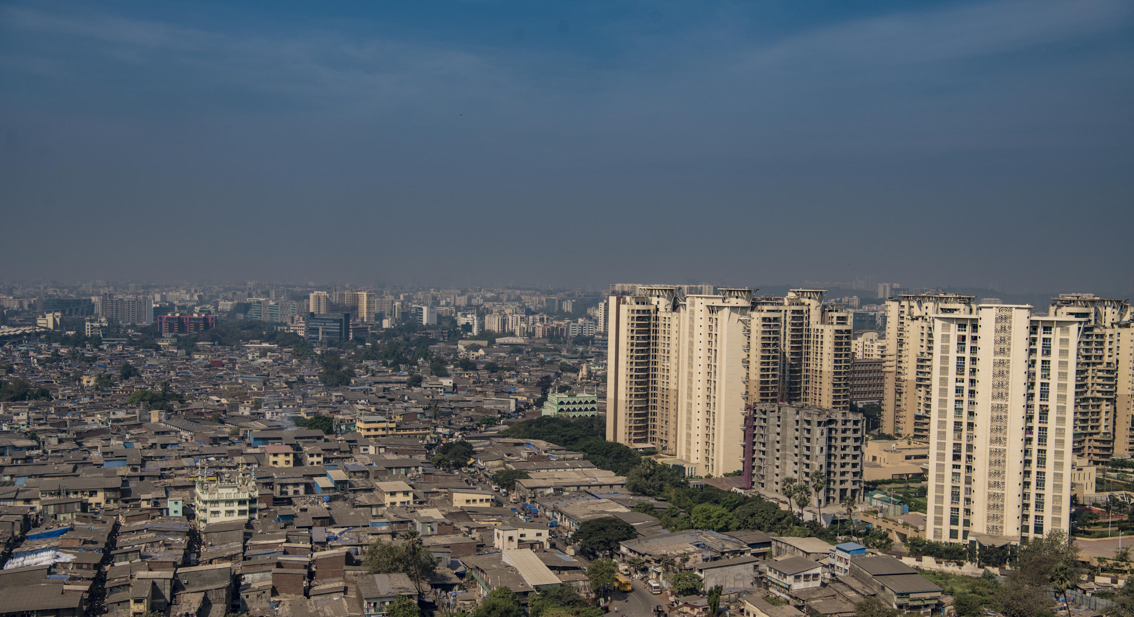 Slum neben Hochhäusern in Mumbai, Indien
