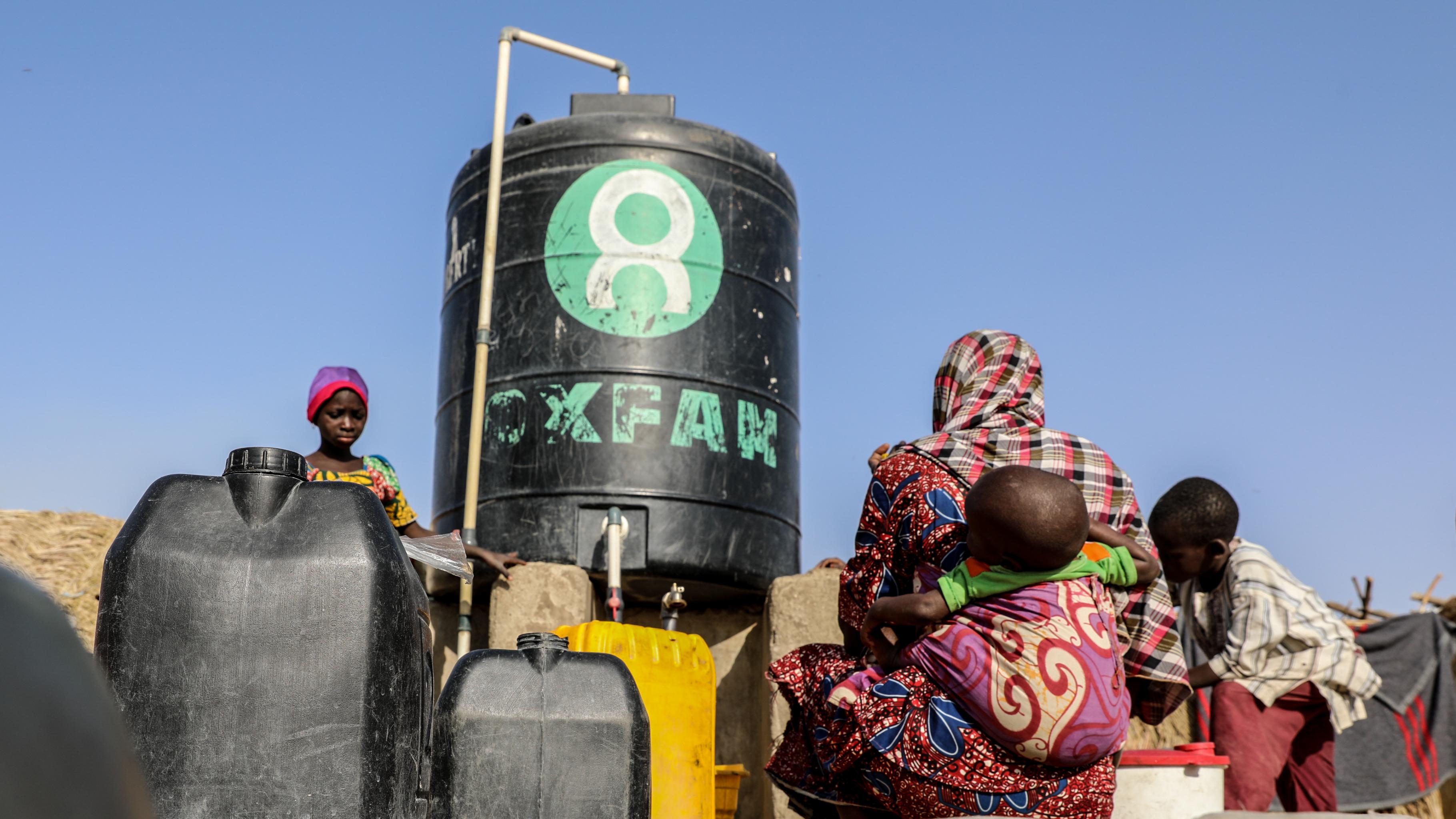 Oxfam hilft den Menschen unter anderem durch die Versorgung mit sauberem Wasser. 