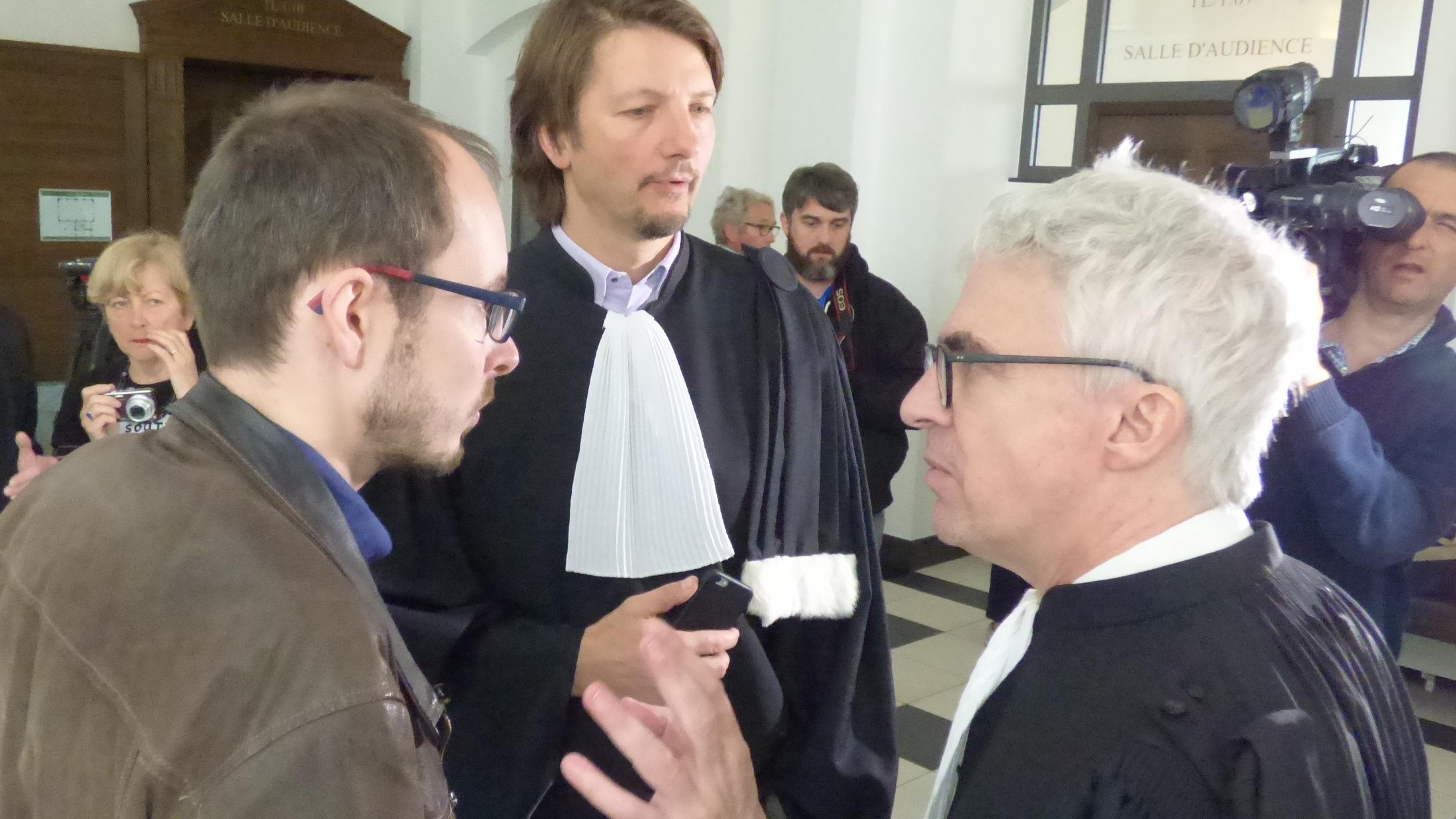 Antoine Deltour im Gespräch mit seinen Anwälten