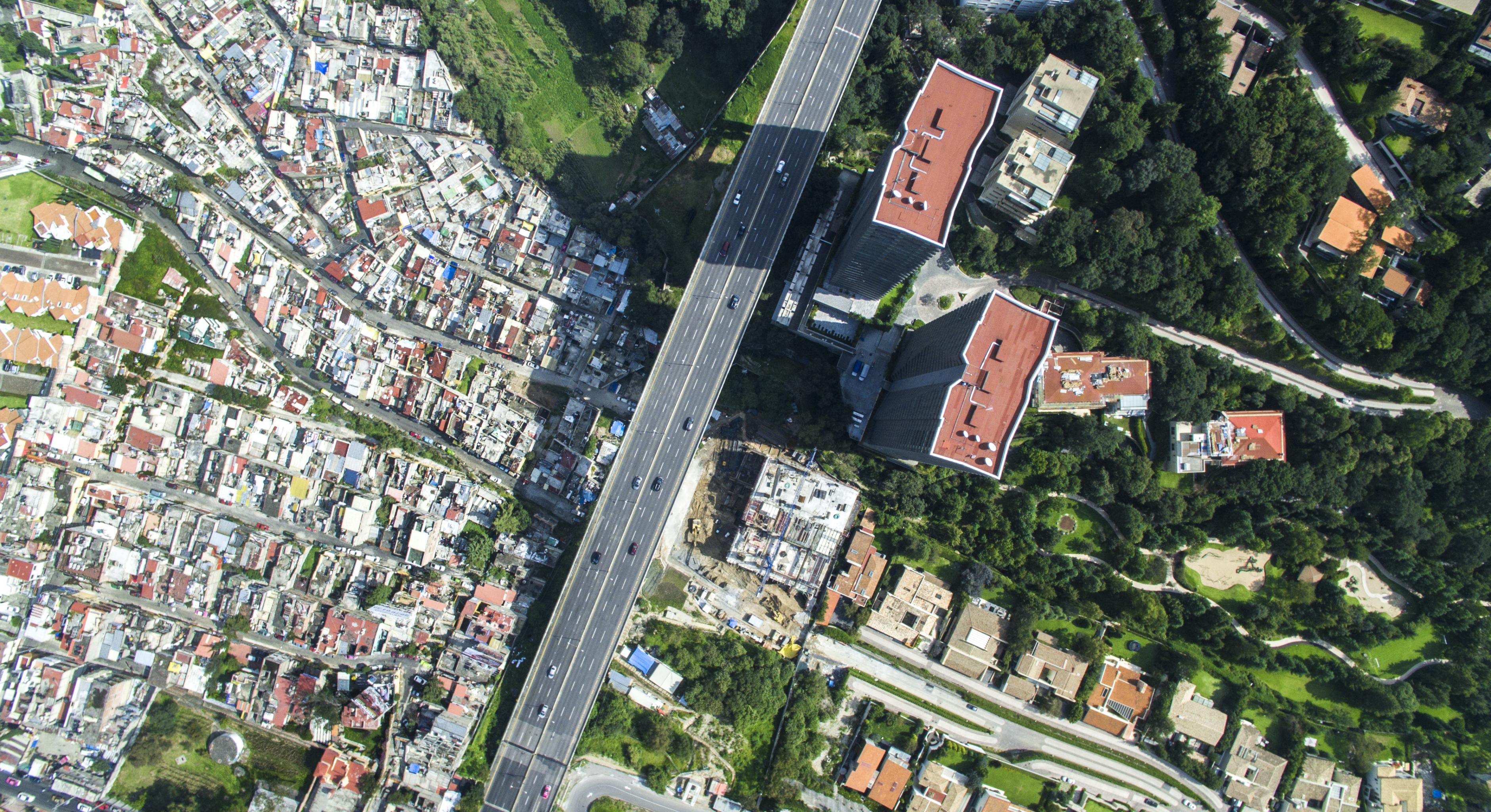 Eine Schnellstraße trennt arme von reichen Wohngegenden in Mexiko City