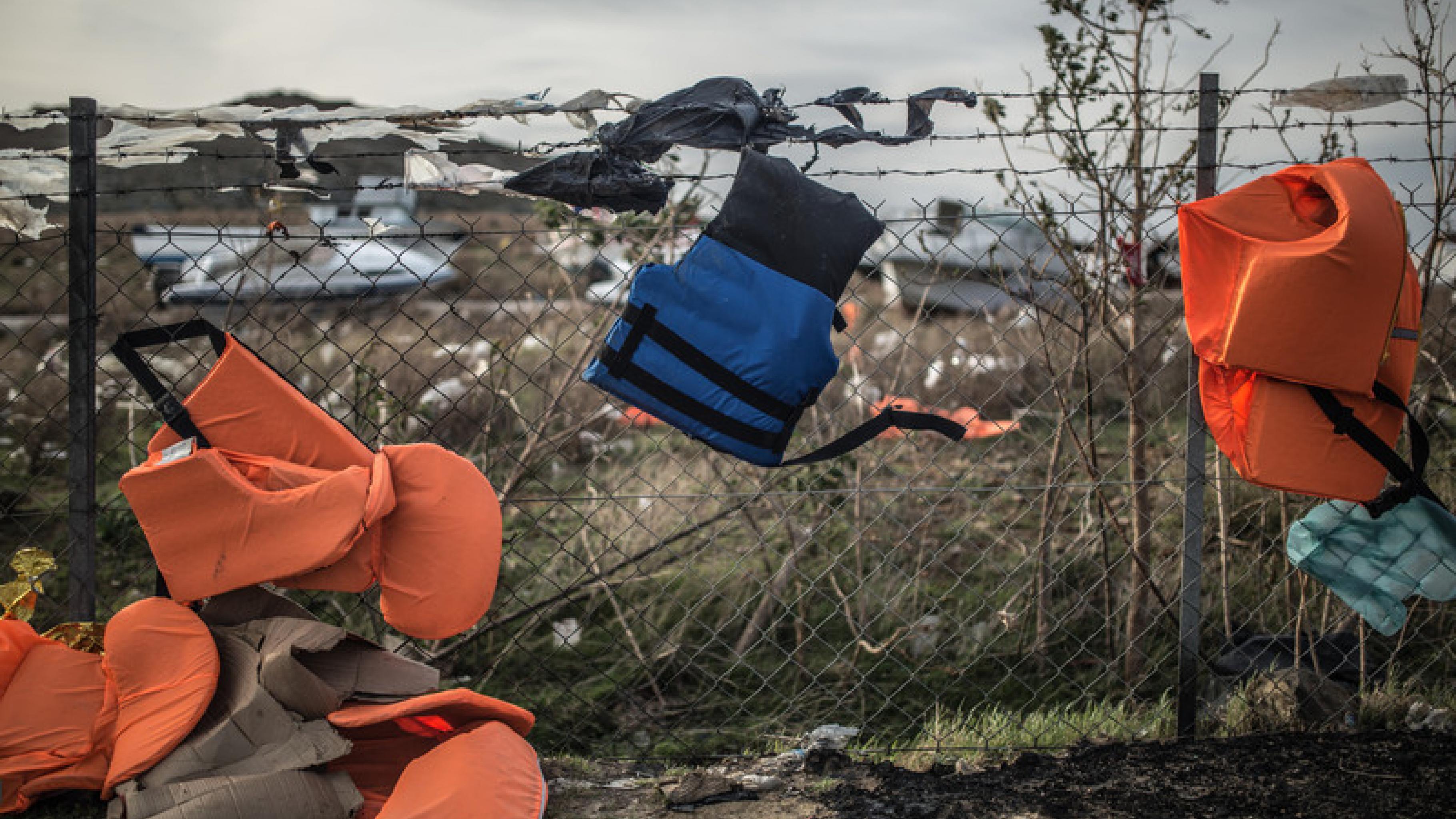 Schwimmwesten auf einer Mülldeponie auf Lesbos in Griechenland