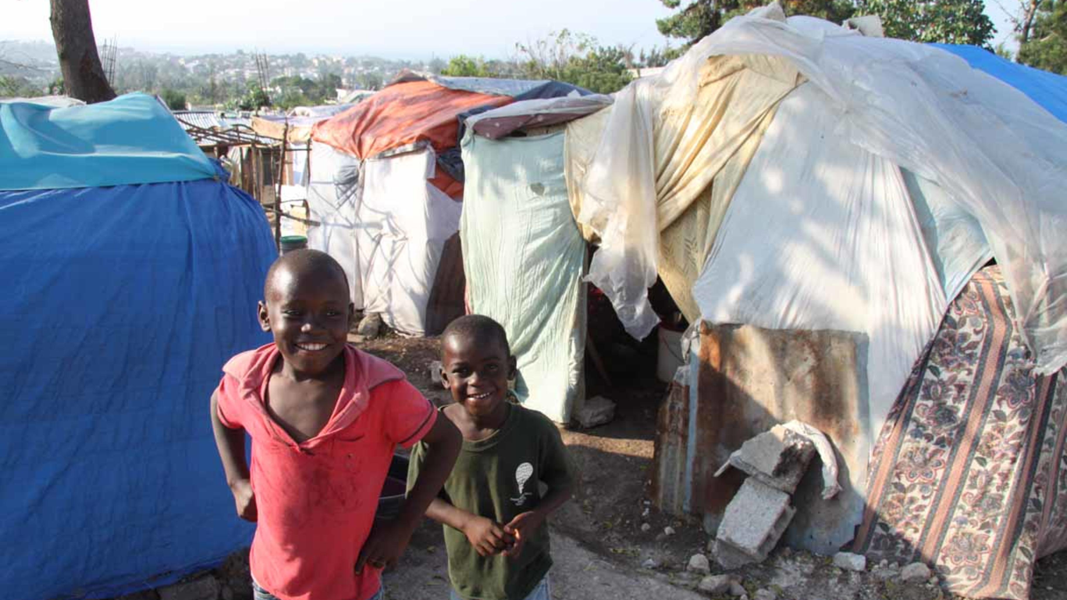 Foto: Jungen in einem kleinen Notcamp in Delmas, Port-au-Prince