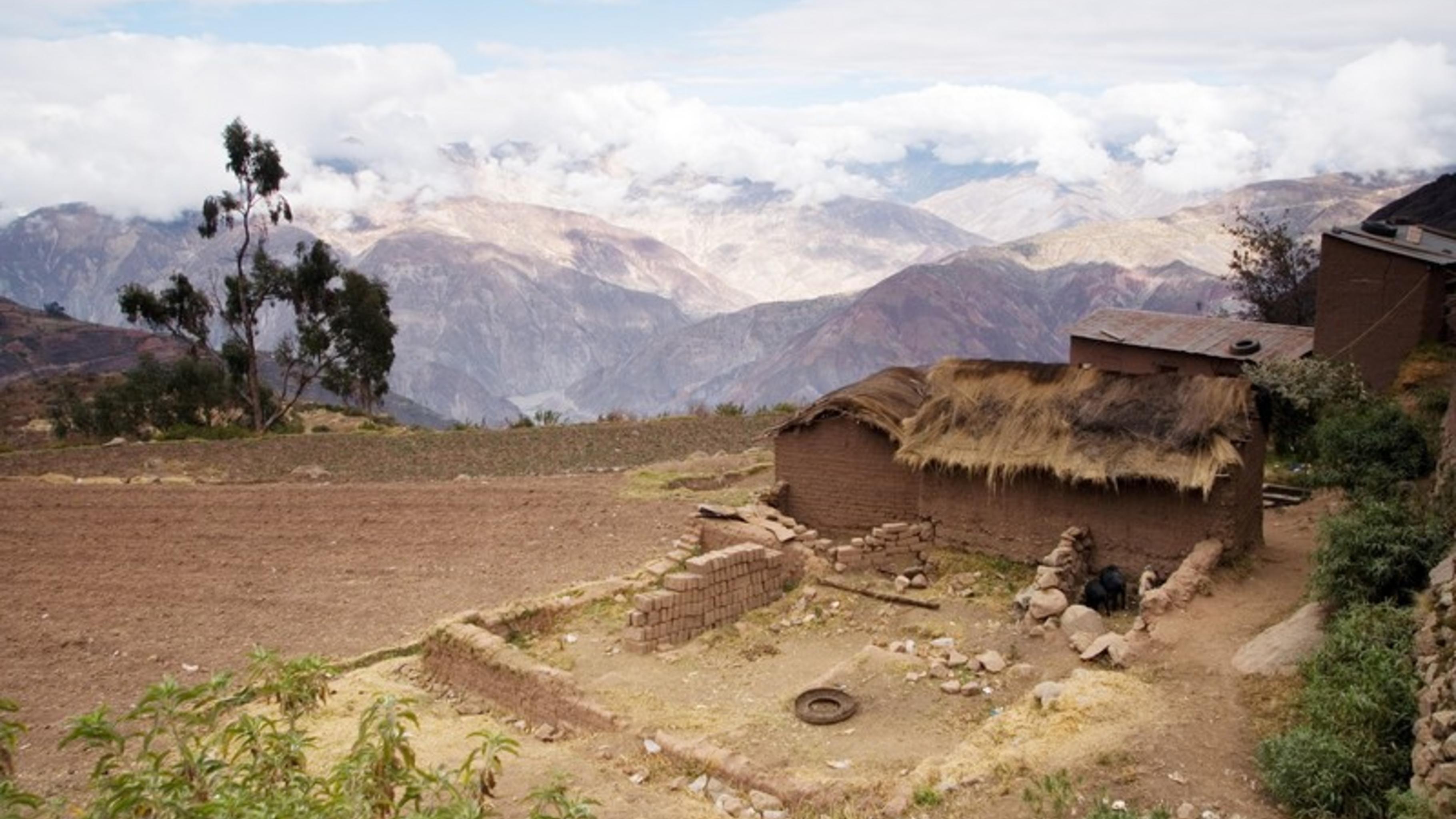 Das Dorf Khapi im Schatten des Illimani-Gletschers.