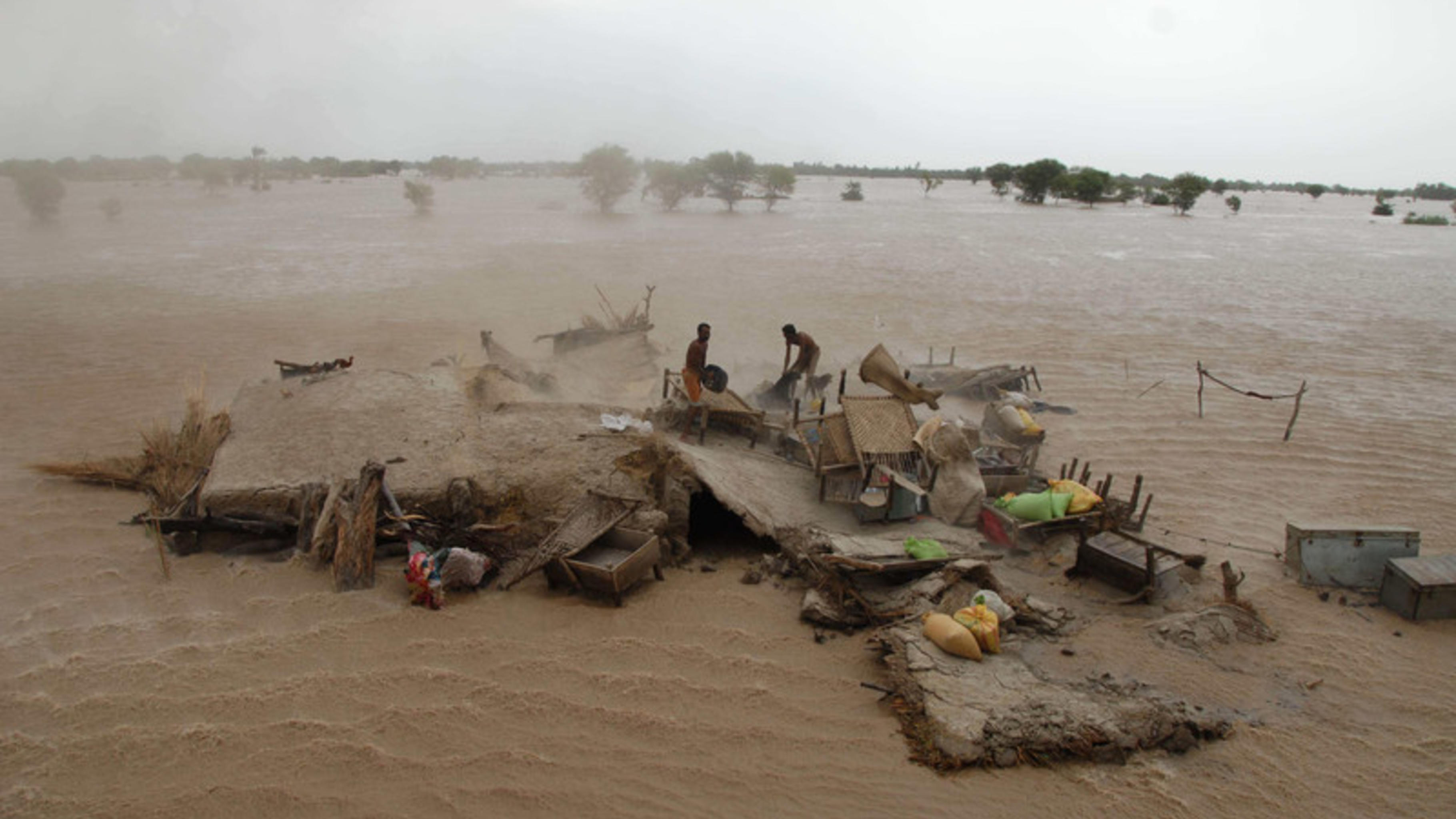 Foto: Menschen warten auf ihre Evakuierung aus den überfluteten Gebieten