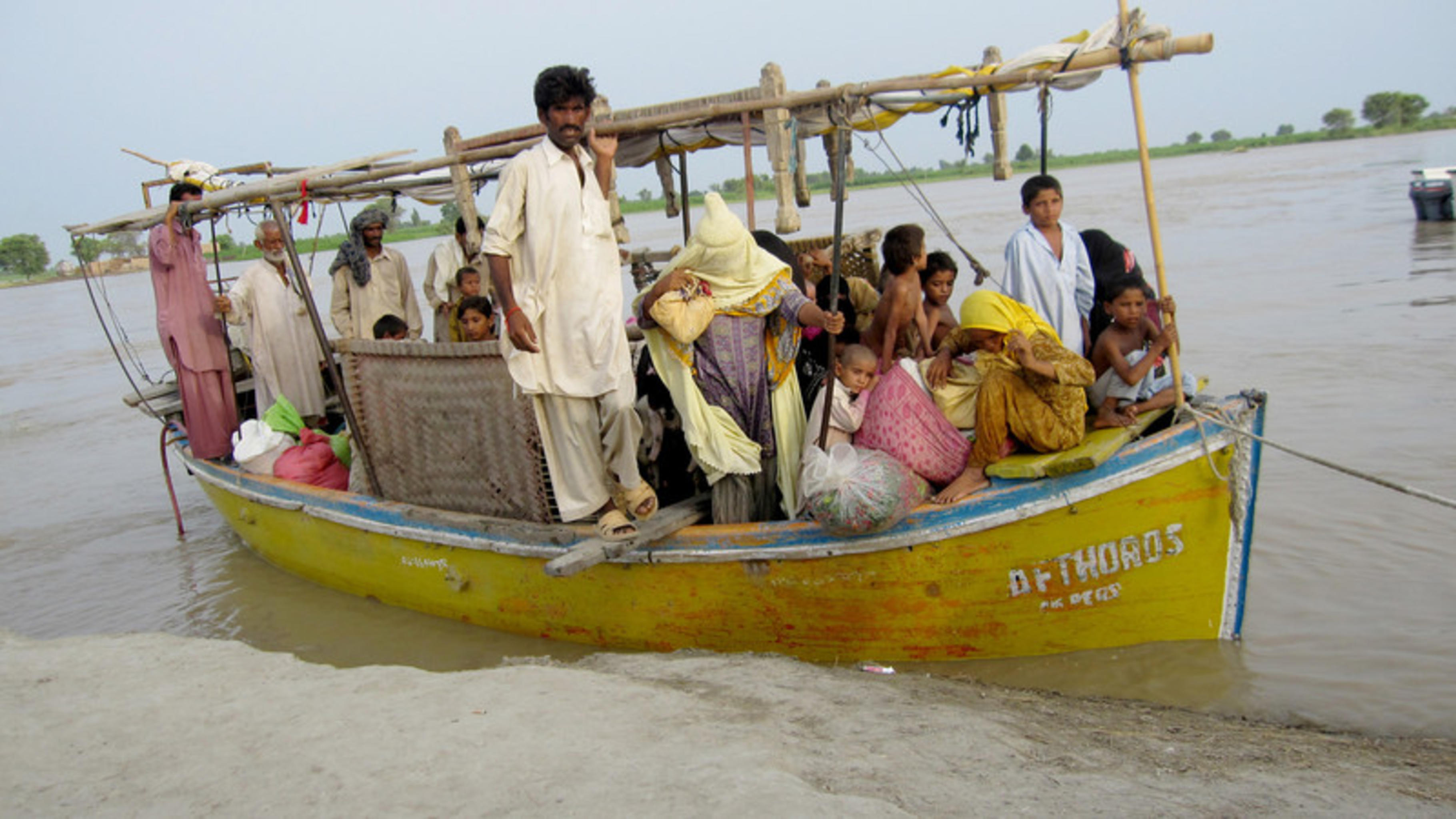 Rajanpur in der Provinz Punjab: Mehrere Familien können per Boot ge