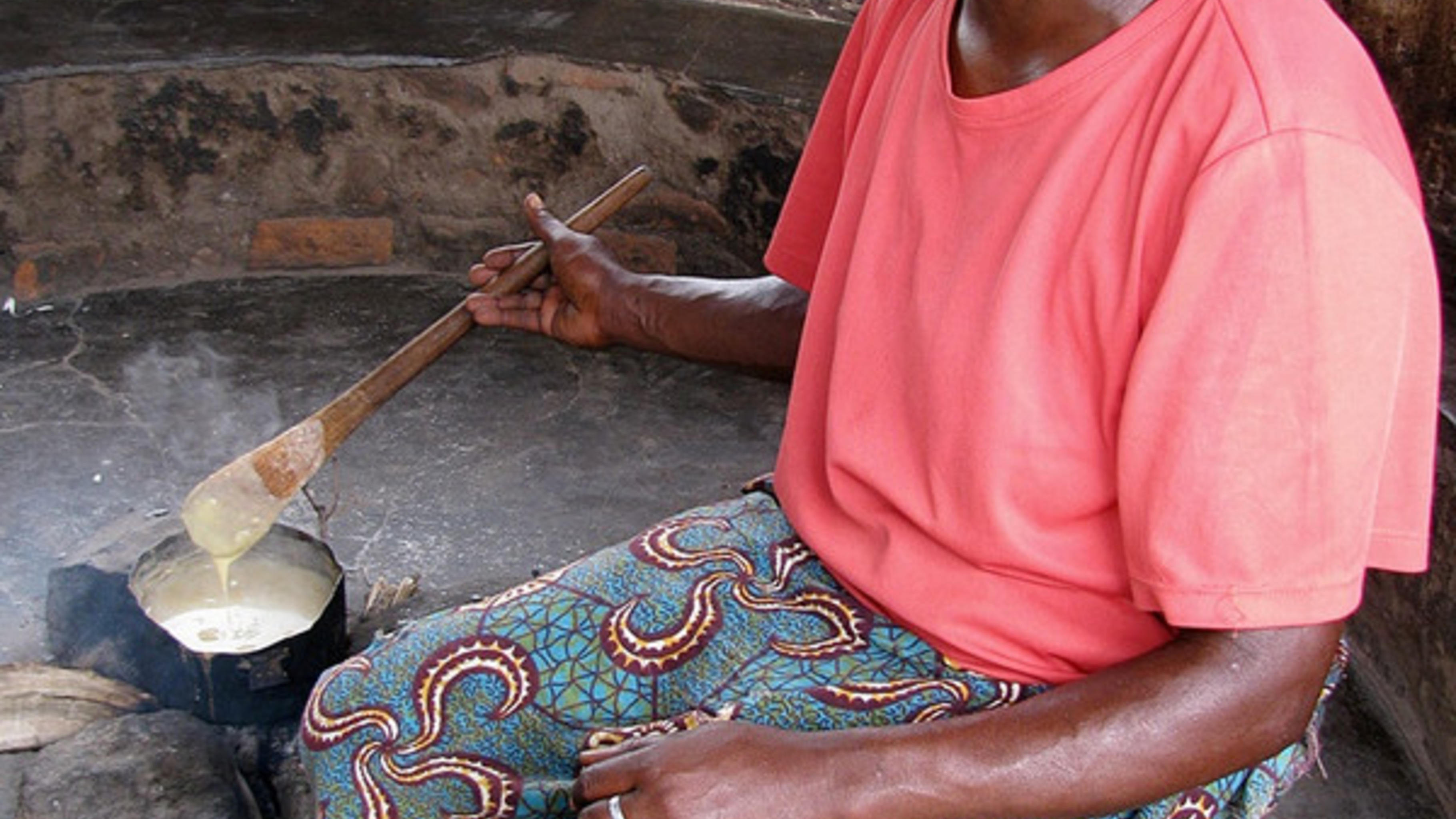 Jean Phombeya (44), Dorfvorsteherin der 64 Haushalte, ist zufrieden mit ihrer Situation. „Seit Oxfams Schwesterorganisation CADECOM hier ein Projekt zur Ernährungssicherheit startete, haben wir immer genug zu essen. Wir bauen Sojabohnen und Taubenerbsen an. Was übrig bleibt, können wir verkaufen und damit etwas dazuverdienen.“ 