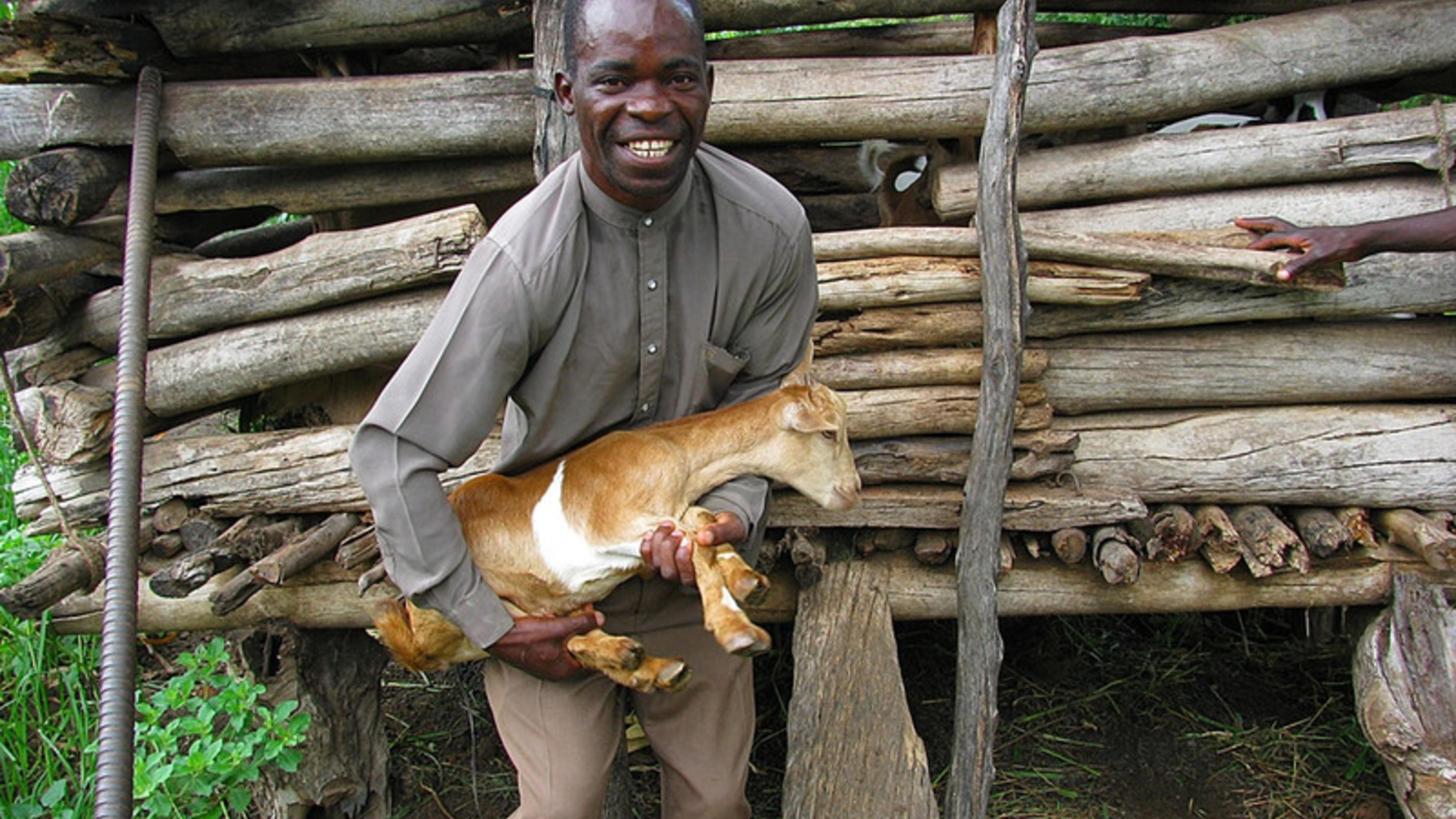 Lamion Kwezalamba (32): „Seitdem Oxfam uns unterstützt, können wir unsere Felder viel wetterunabhängiger bestellen. Ich baue Baumwolle, Mais und Kürbisse an. Außerdem habe ich mittlerweile zehn Ziegen, die ich auch weiterverkaufe. Ich werde erst heiraten, wenn ich in der Lage bin, eine Familie zu versorgen, und ich bin zuversichtlich, dass ich das schaffe.“