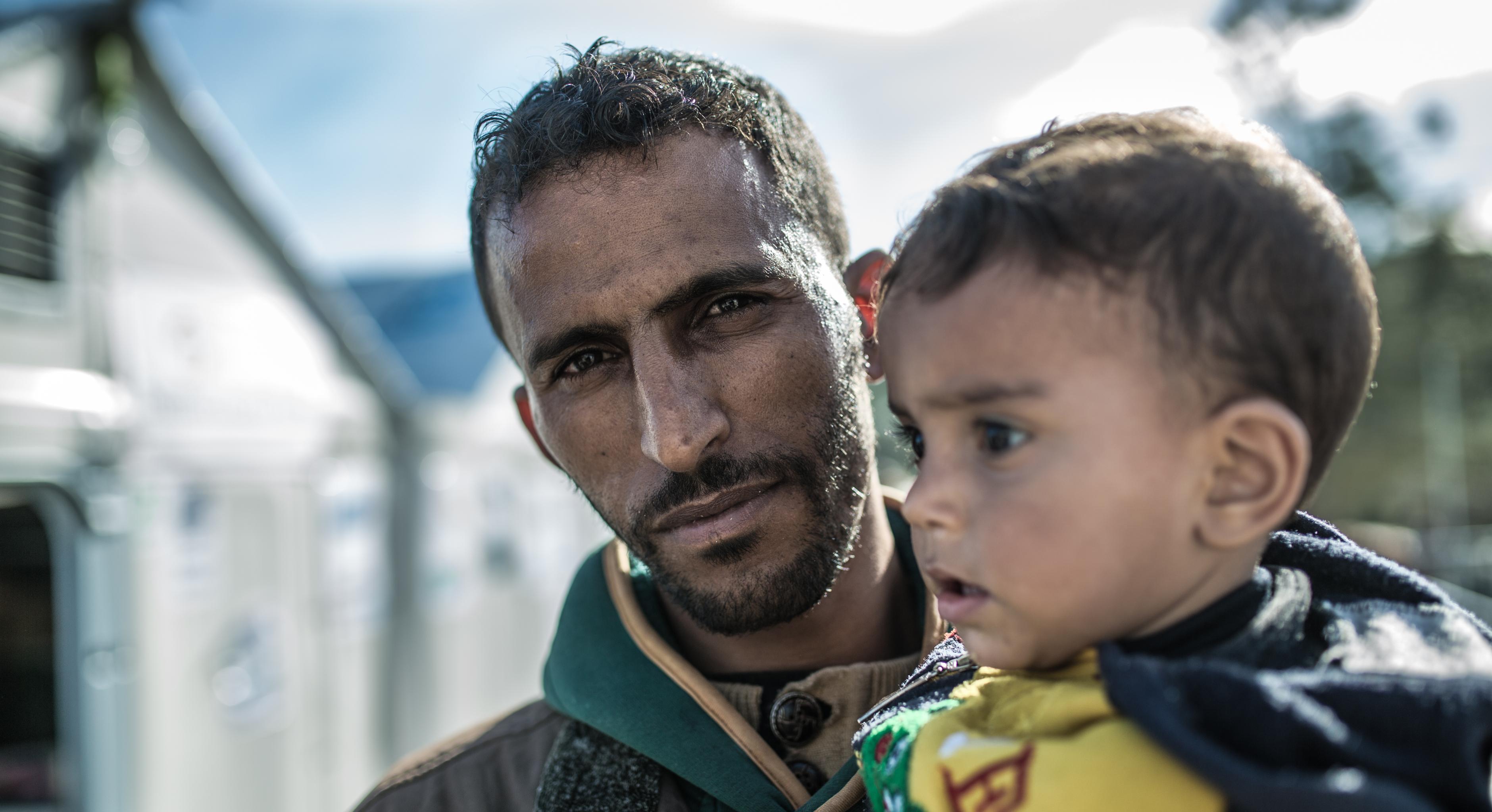 Flucht aus Syrien - Omar mit seinem zweijährigem Sohn