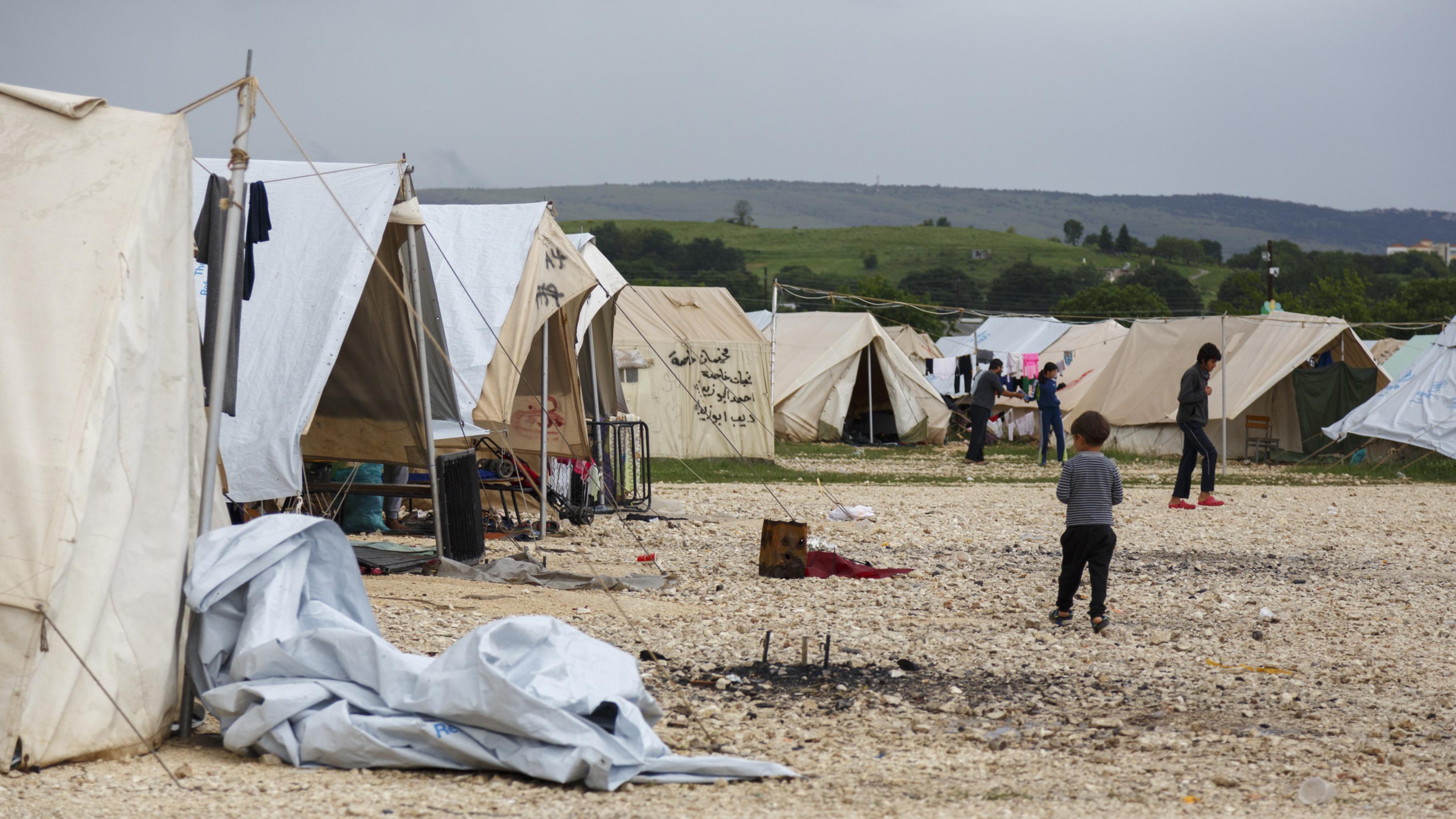 Kinder zwischen Zelten in einem Flüchtlingscamp im Griechenland 