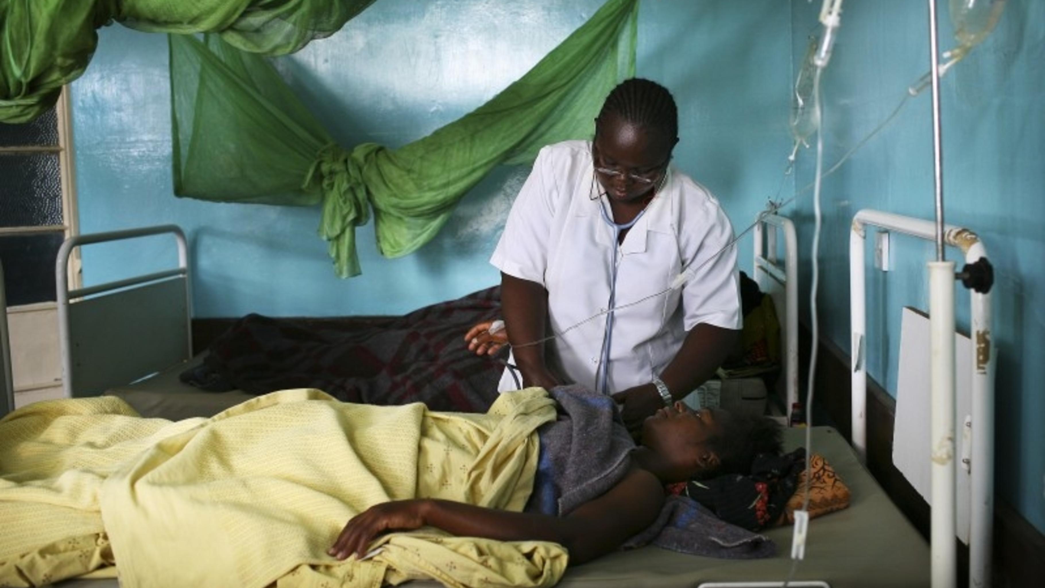 Foto: Krankenpflegerin mißt den Blutdruck einer Patientin 