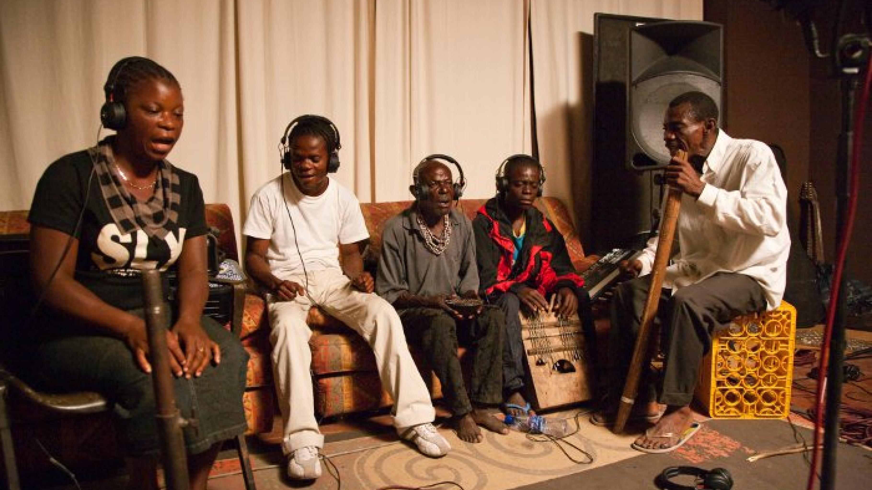 Okwess International, Bokatola System und Nelly Liyemge bei den Aufnahmen