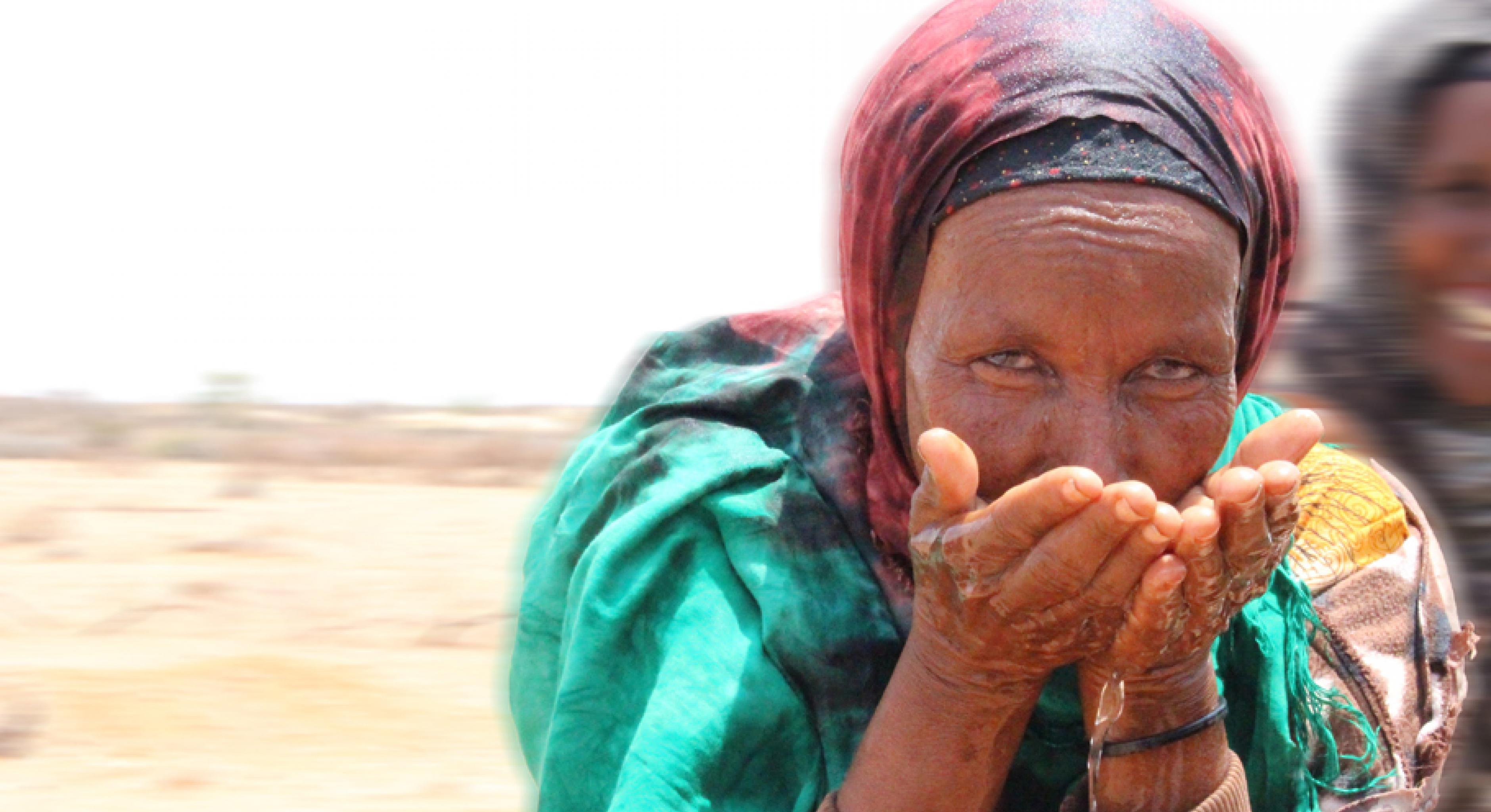 Amina Ibrahim aus Äthiopien trinkt Wasser aus ihren Händen