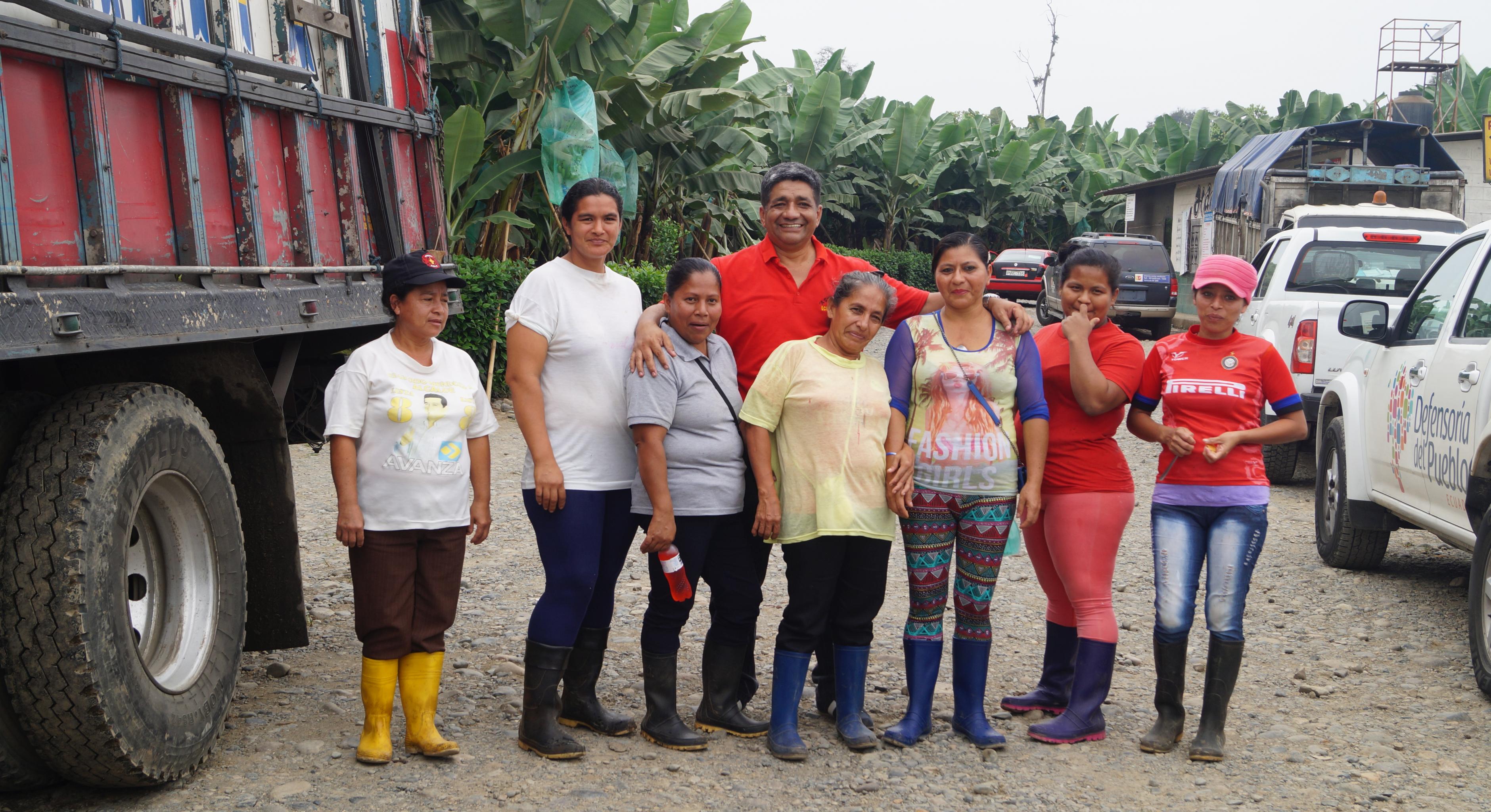 Mitarbeiter/innen von ASTAC mit ecuadorianischen Plantagenarbeiterinnen an ihrem Arbeitsplatz 