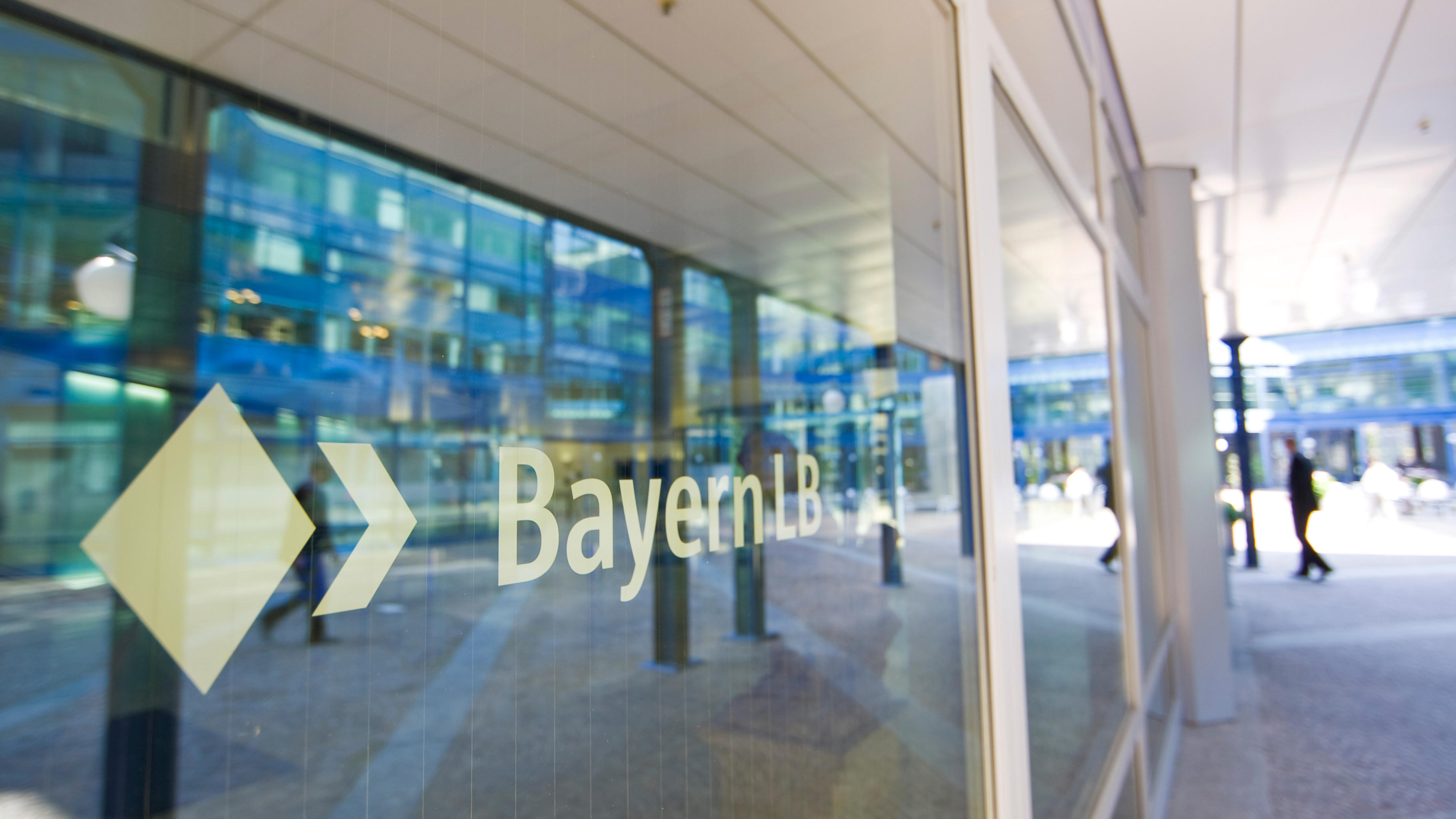 Glasfront mit Logo der BayernLB