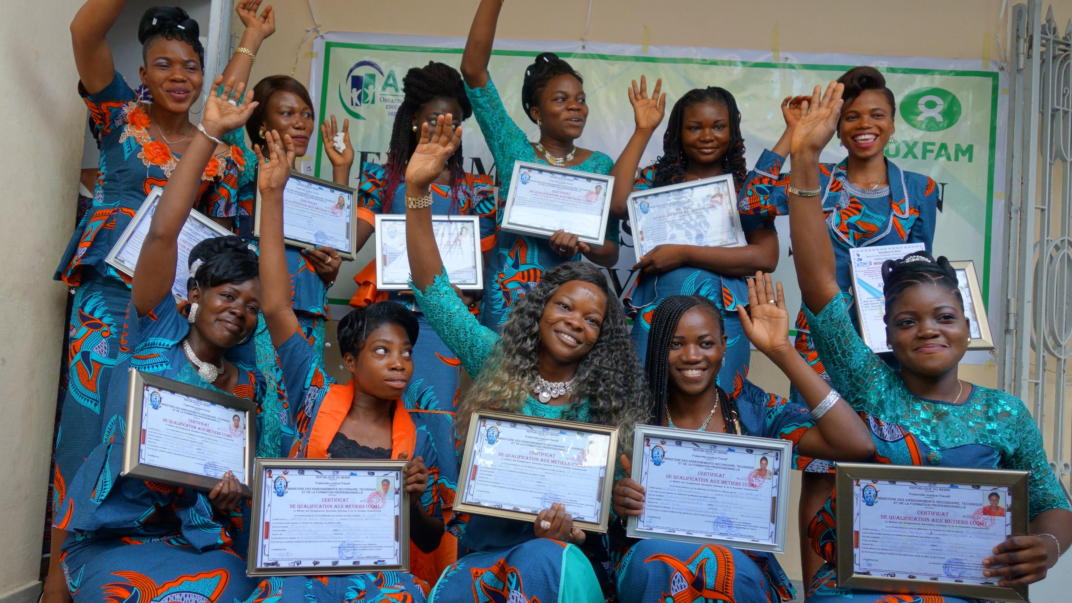 Elf Absolventinnen erhalten ihr staatliches Diplom in Benin