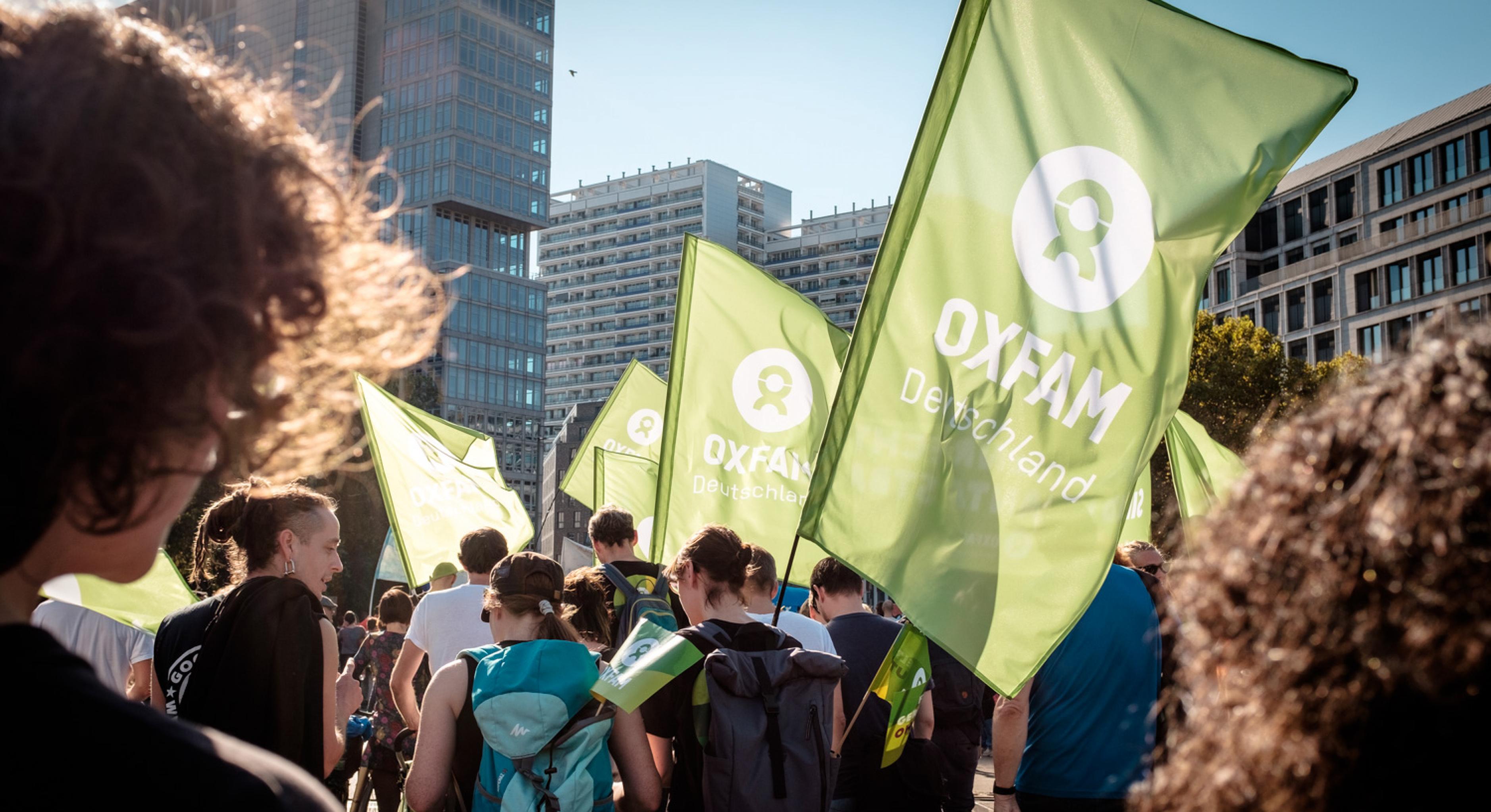 Oxfam-Fahnen auf einer Demonstration