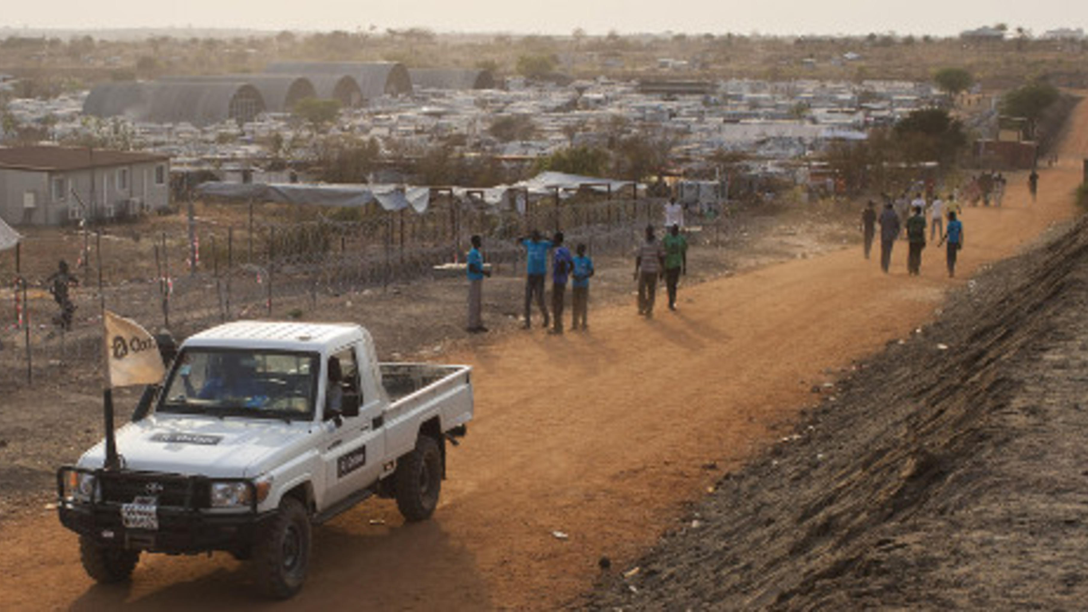 Oxfam-Mitarbeiter/innen auf dem Weg in ein Vertriebenen-Camp im Südsudan.
