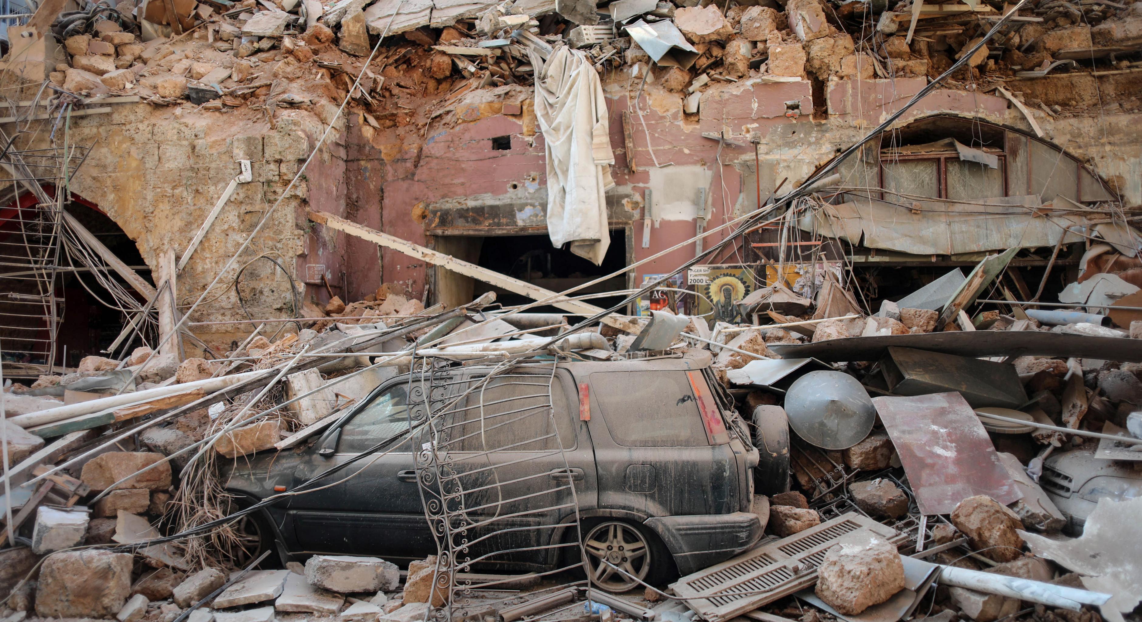 Trümmer und Schutt liegen auf einem beschädigten Auto in einem Wohngebiet in Beirut, Libanon, am Mittwoch, 5. August 2020