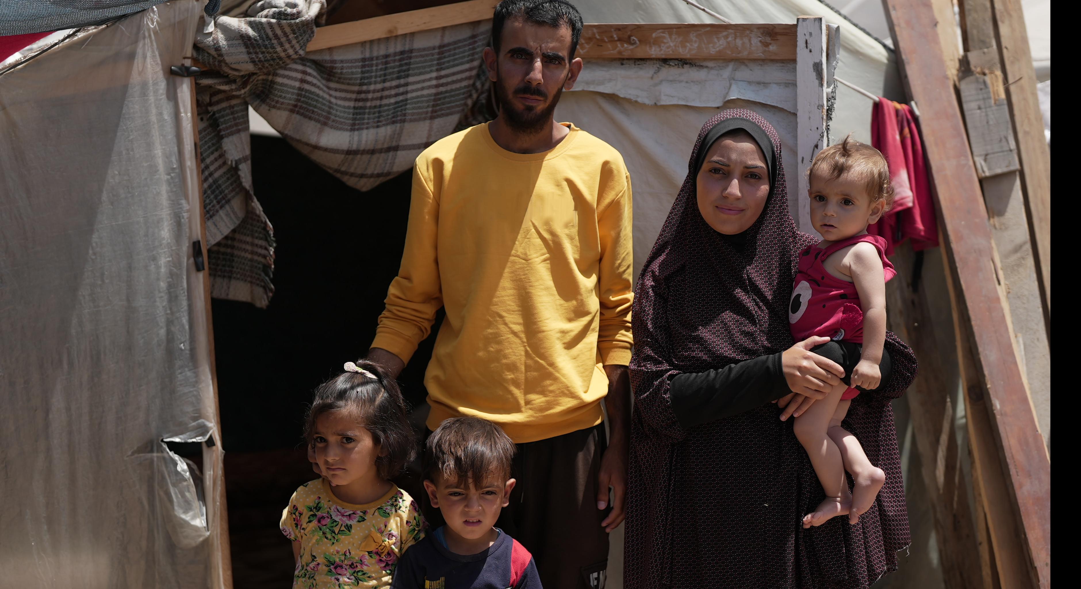 Eine Familie steht vor ihrem Zelt im Camp für Geflüchtete in Khan Yunis im Gazastreifen.