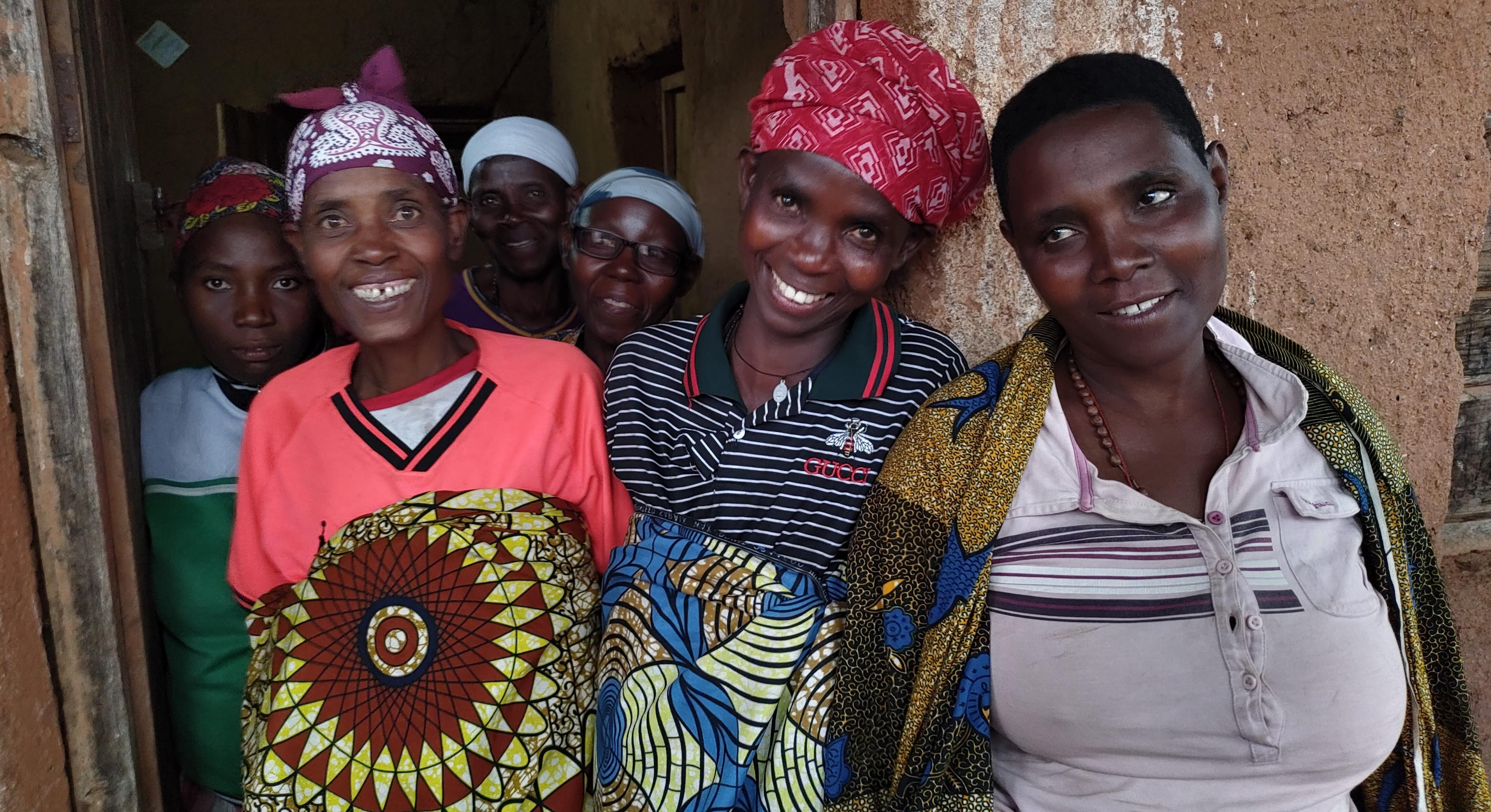 Sechs Frauen der Solidargruppe Bushigikirane. Die Frauen sparen gemeinsam, geben einander Kredite und machen gemeinsame Investitionen. Seit 2018 betreiben sie gemeinsam ein Restaurant. Dabei werden sie von unserer Partnerorganisation ADISCO unterstützt.