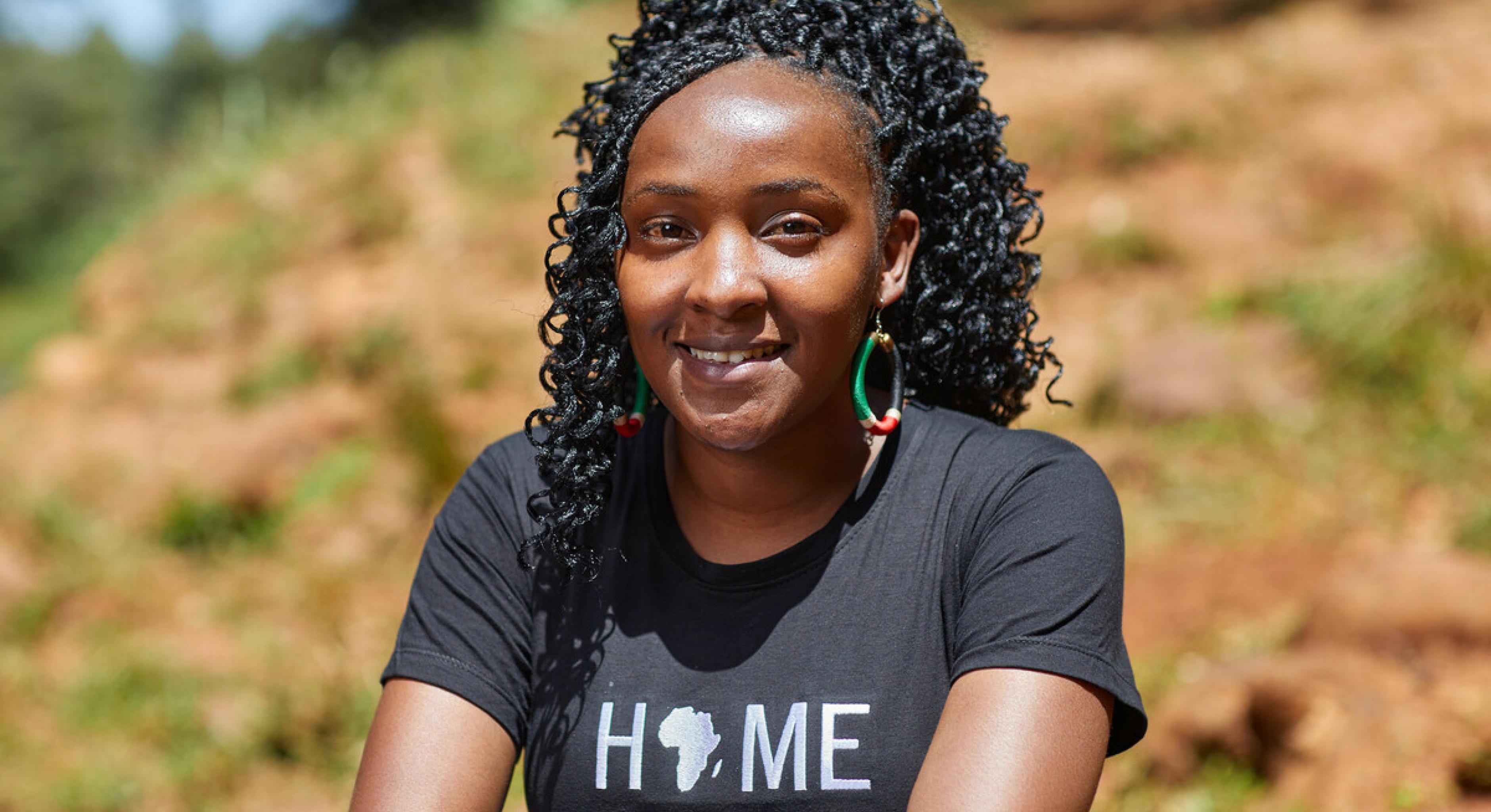 Elizabeth Wanjiru Wathuti lächelt in die Kamera. Sie gründete 2016 in Kenia die Green Generation Initiative, um mehr junge Menschen für den Klimaschutz und die Umweltgesundheit zu begeistern.
