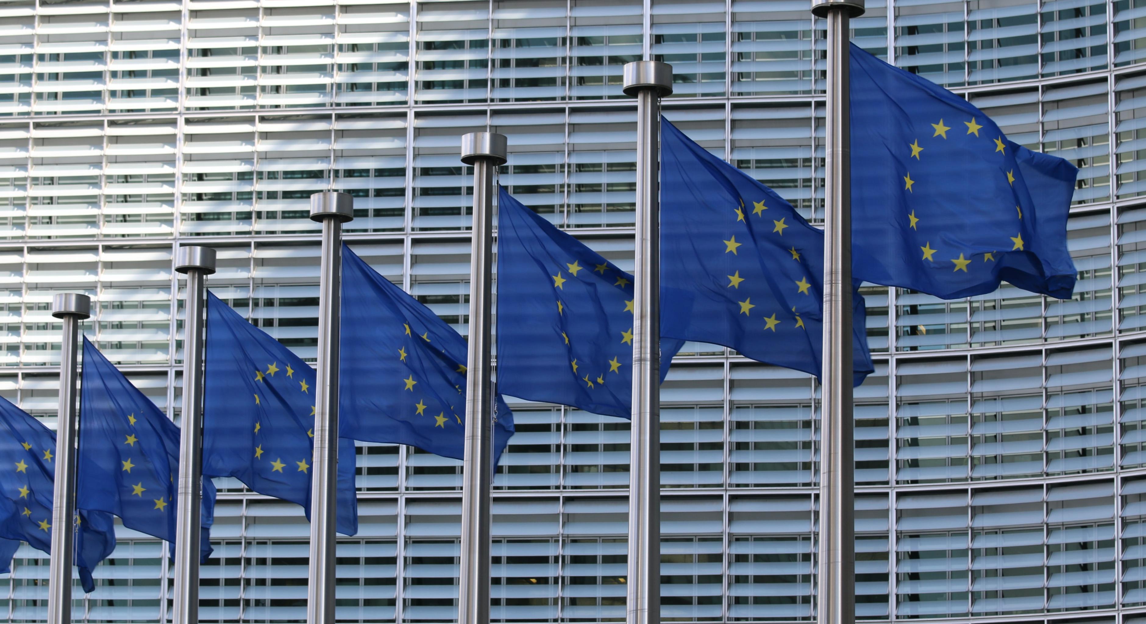 EU-Flaggen vor einem Gebäude der Europäischen Kommission.
