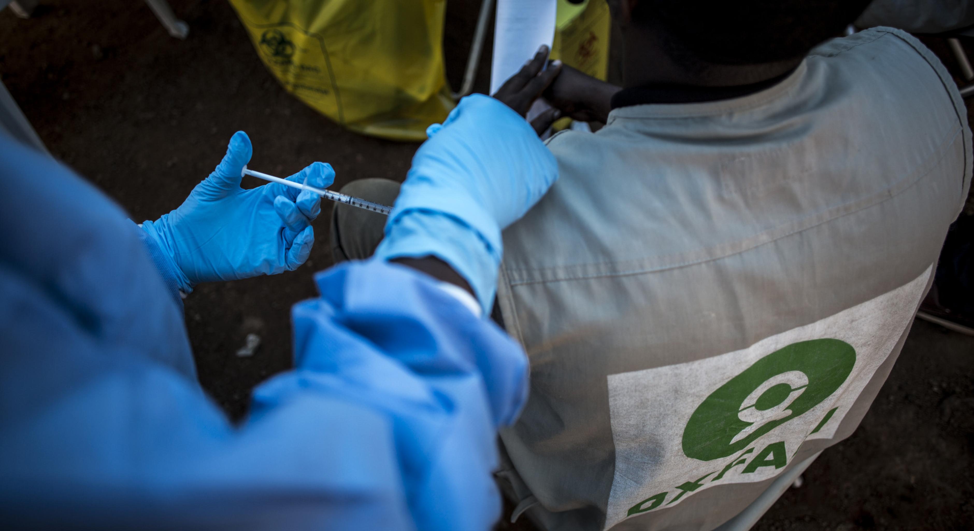 Ein Mediziner verabreicht einem Oxfam-Mitarbeiter in der Demokratischen Republik Kongo einen Ebola-Impfstoff