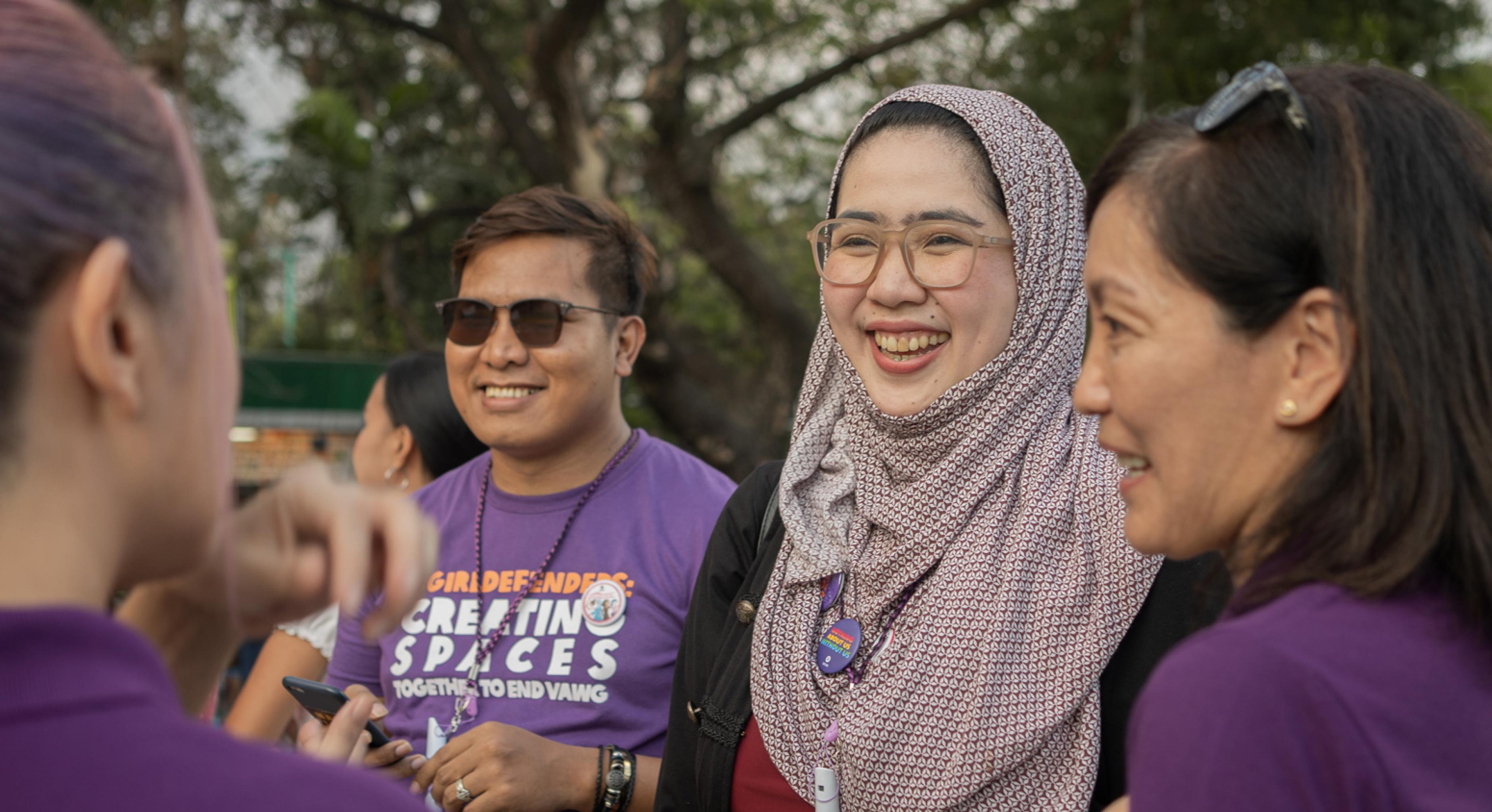Maria Rosario Felizco, Executive Director von Oxfam auf den Philippinen (rechts), im Gespräch mit Mitarbeiter*innen von United Youth of the Philippines-Women und der Al Mujadillah Development Foundation bei einer Feier zum Internationalen Frauentag im Jahr 2020