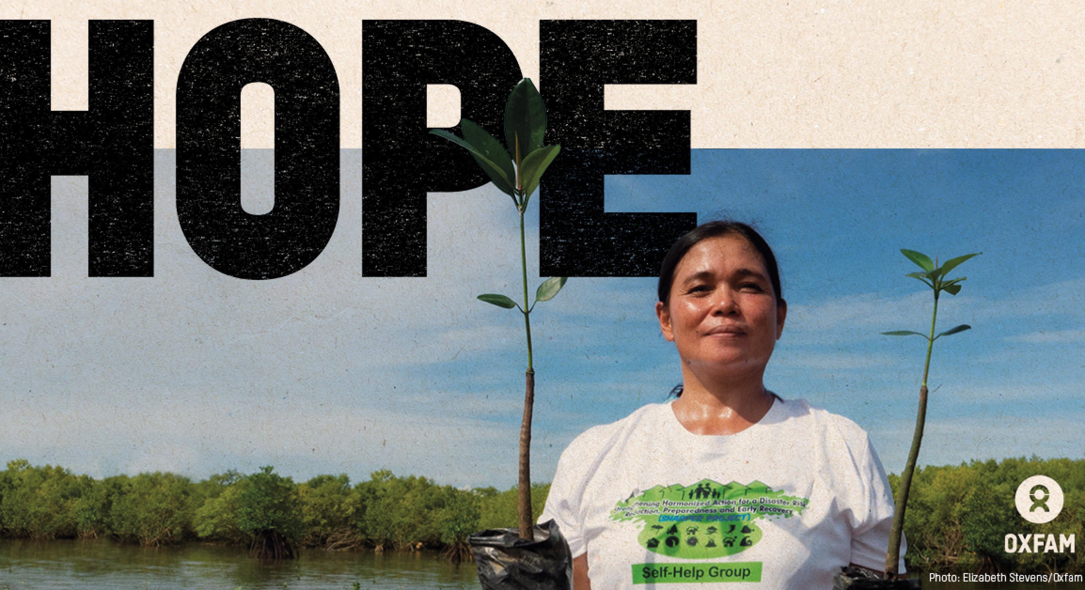 Eine Klimaaktivistin mit weißem T-Shirt hält zwei junge Pflanzen in den Händen. Die Überschrift des Bildes lautet: HOPE 