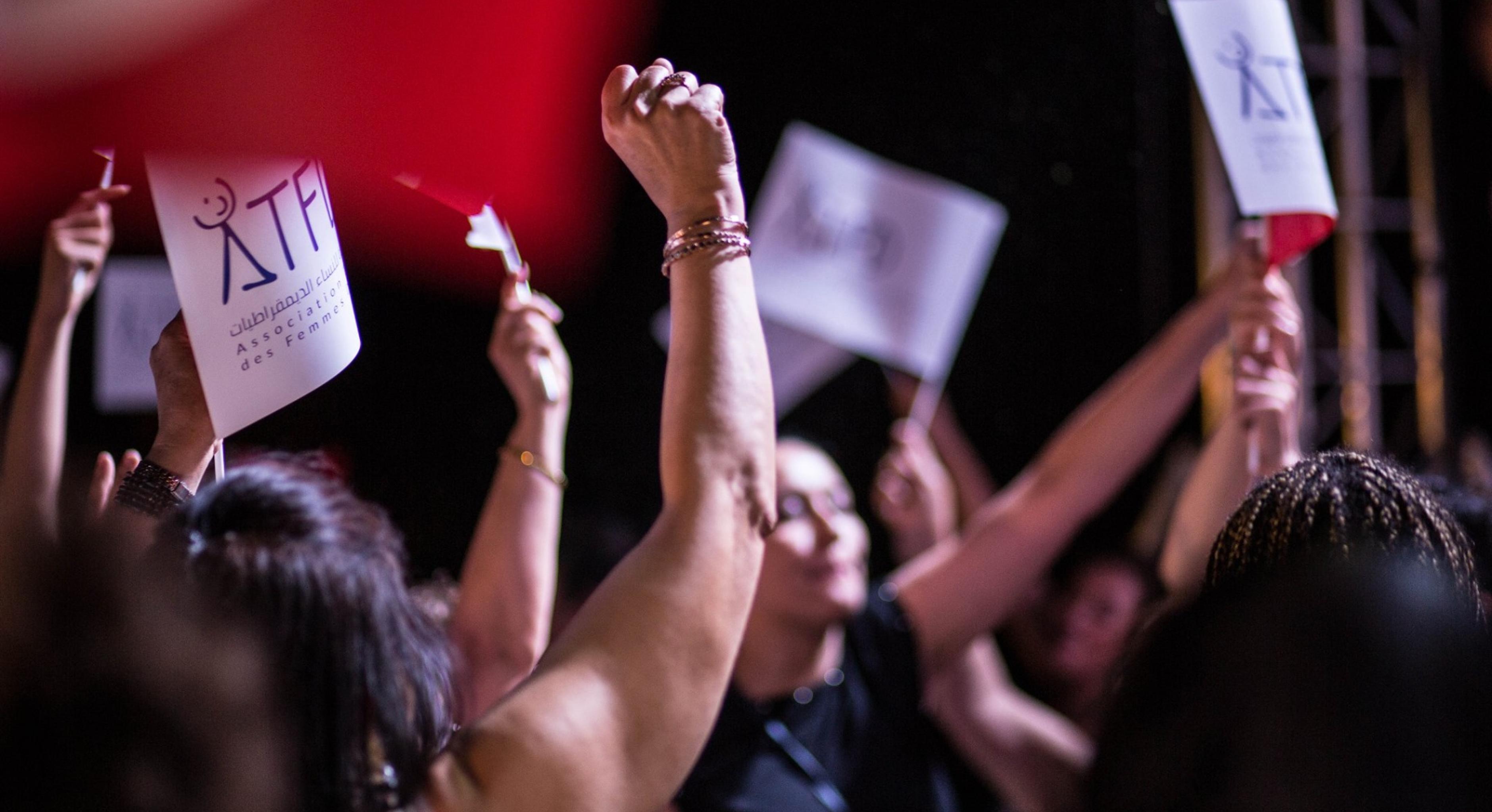 Frauen halten Plakate mit dem ATFD-Logo in die Luft