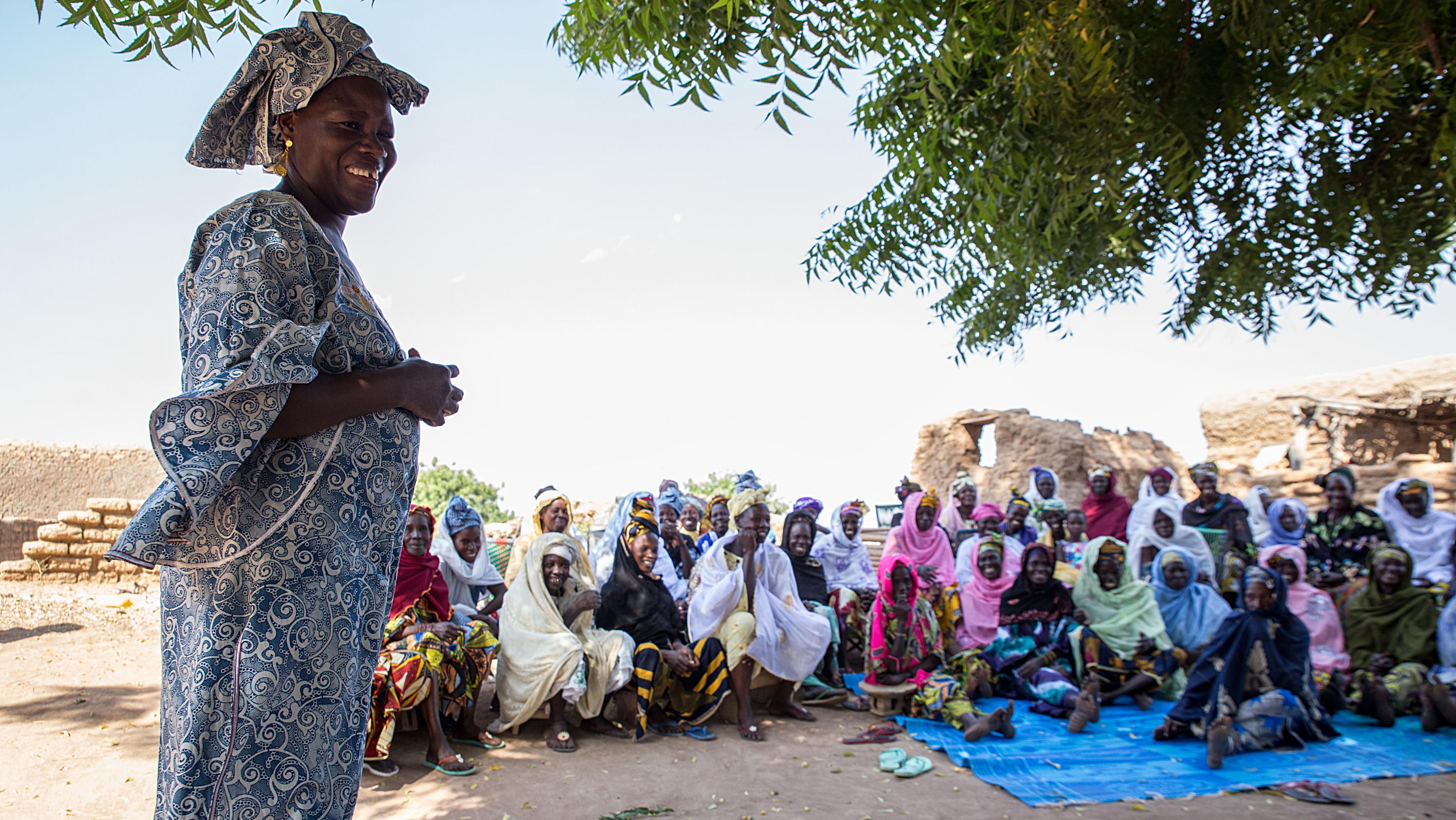 Virginie Mounkoro, Geschäftsführerin von Oxfams Partnerorganisation APSEF, spricht mit Frauen in Toumani, Gemeinde Nyamina. 