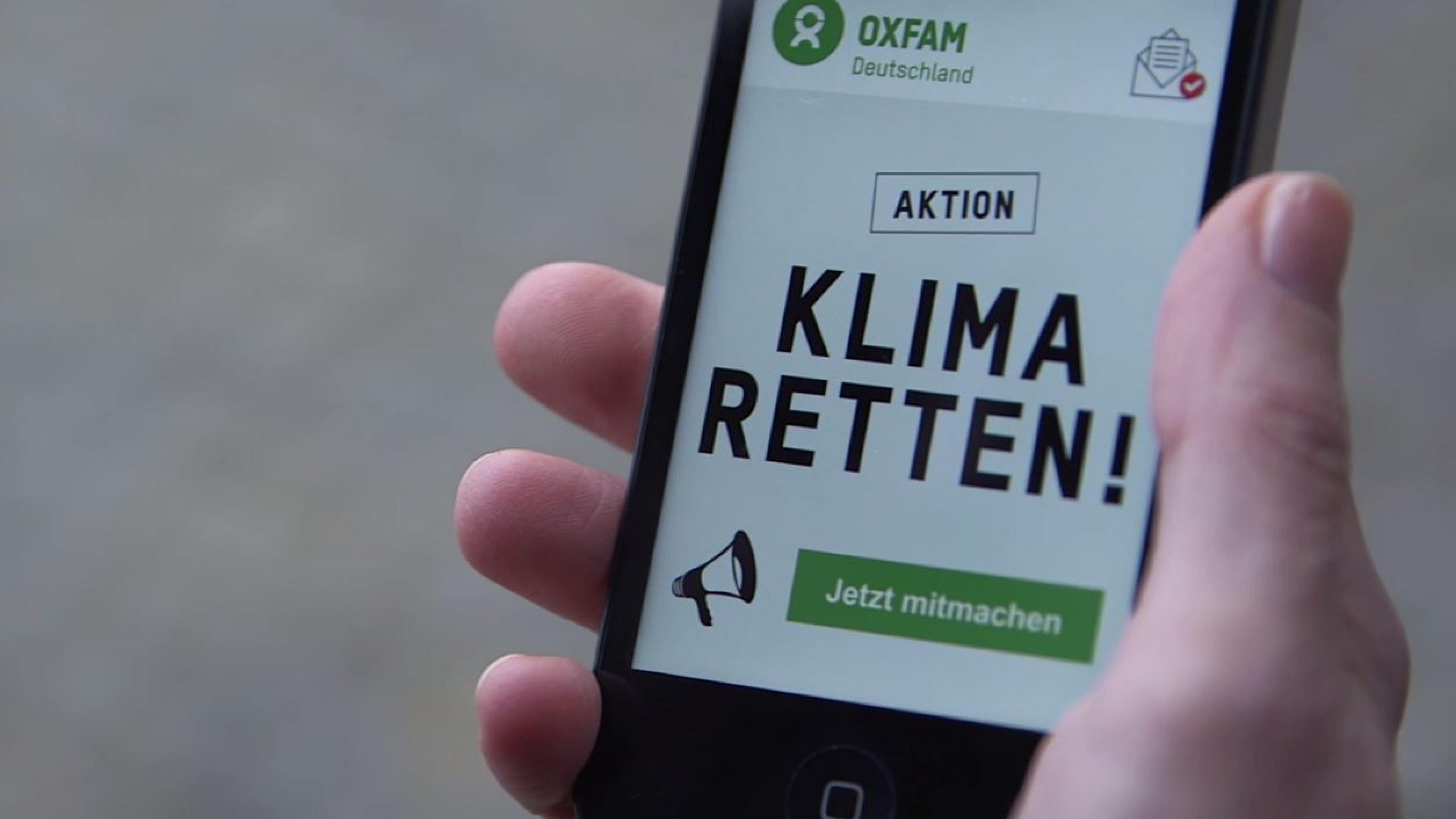 Smartphone mit Aufschrift: Aktion Klima retten!