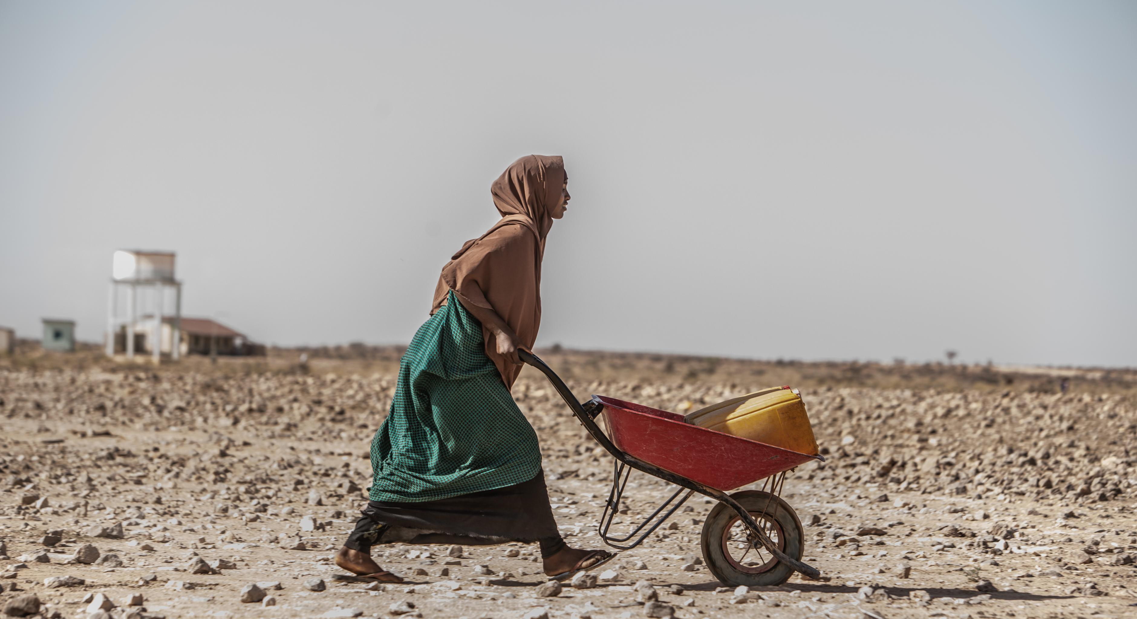 Frau sammelt Wasser in Somalia