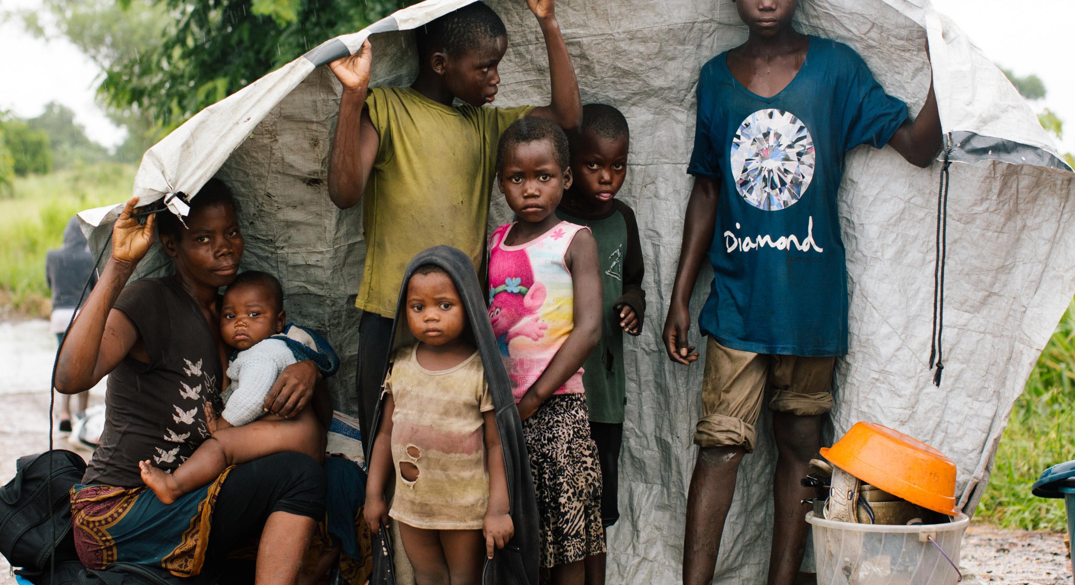 Eine Familie in Mosambik muss vor den Fluten fliehen.