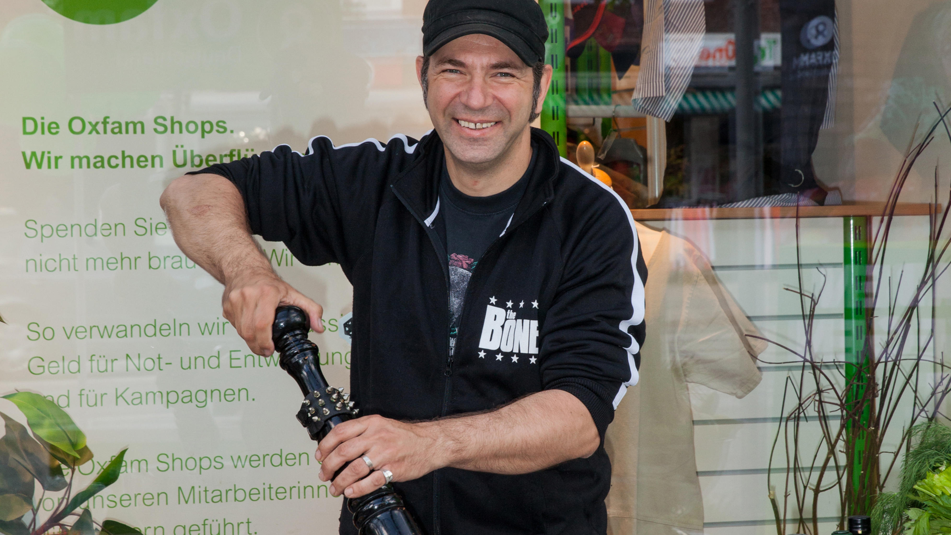 Kochprofi Ole Plogstedt bereitet vor dem Oxfam Shop in Hamburg-Wandsbek ein Honig-Salatdressing aus fair gehandelten Zutaten zu.