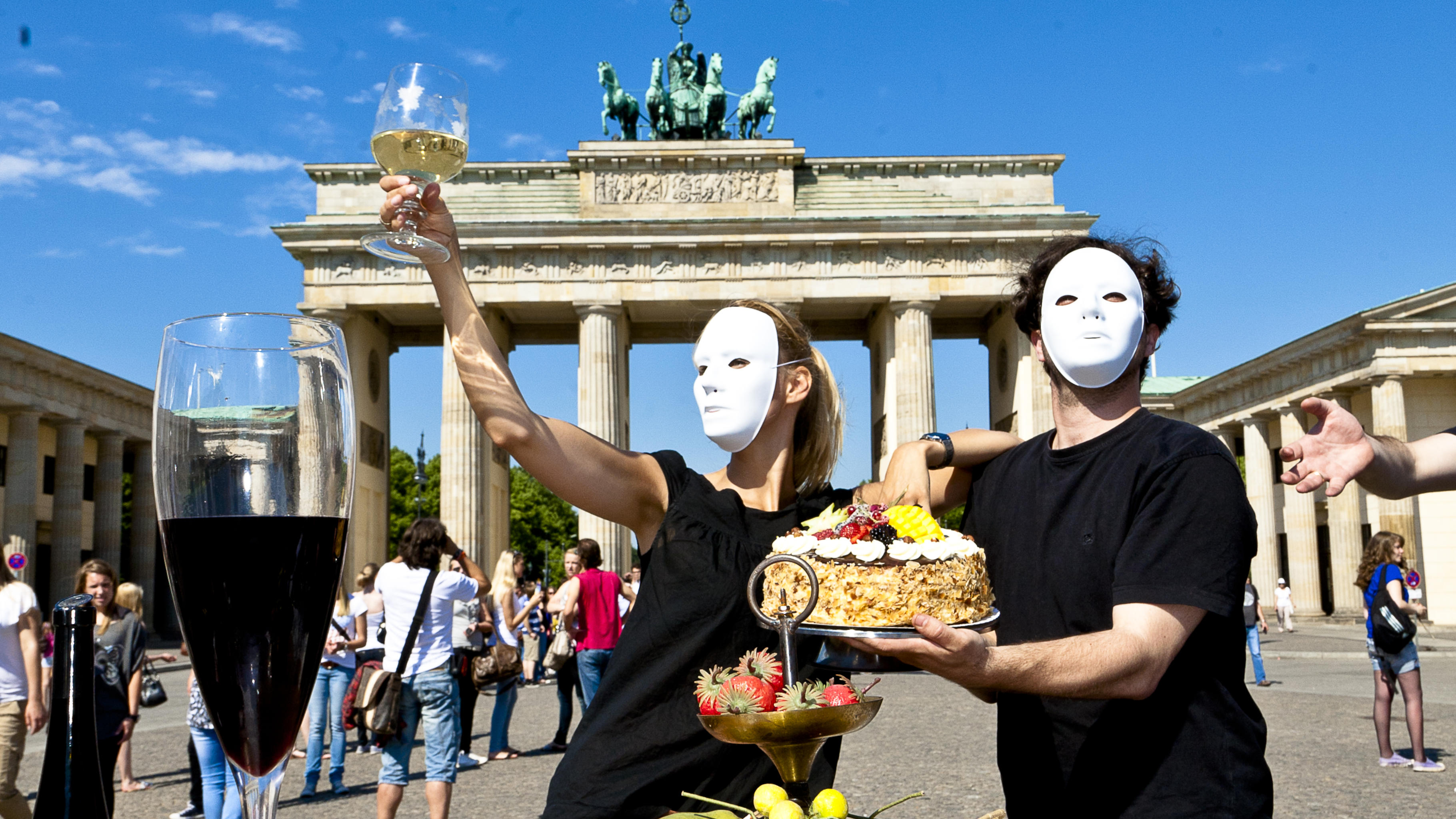 Oxfam startet die neue Kampagne "Mahlzeit! - Ein Planet. 9 Milliarden. Alle satt" mit einer Foto-Aktion vor dem Brandenburger Tor.