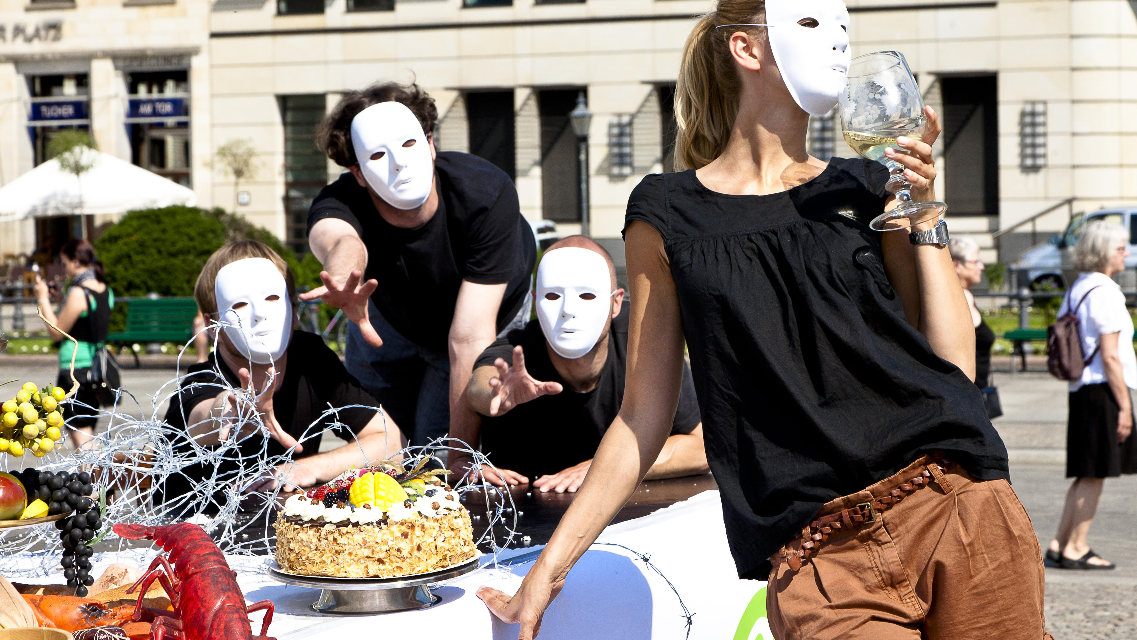 Oxfam startet die neue Kampagne "Mahlzeit! - Ein Planet. 9 Milliarden. Alle satt" mit einer Foto-Aktion vor dem Brandenburger Tor.