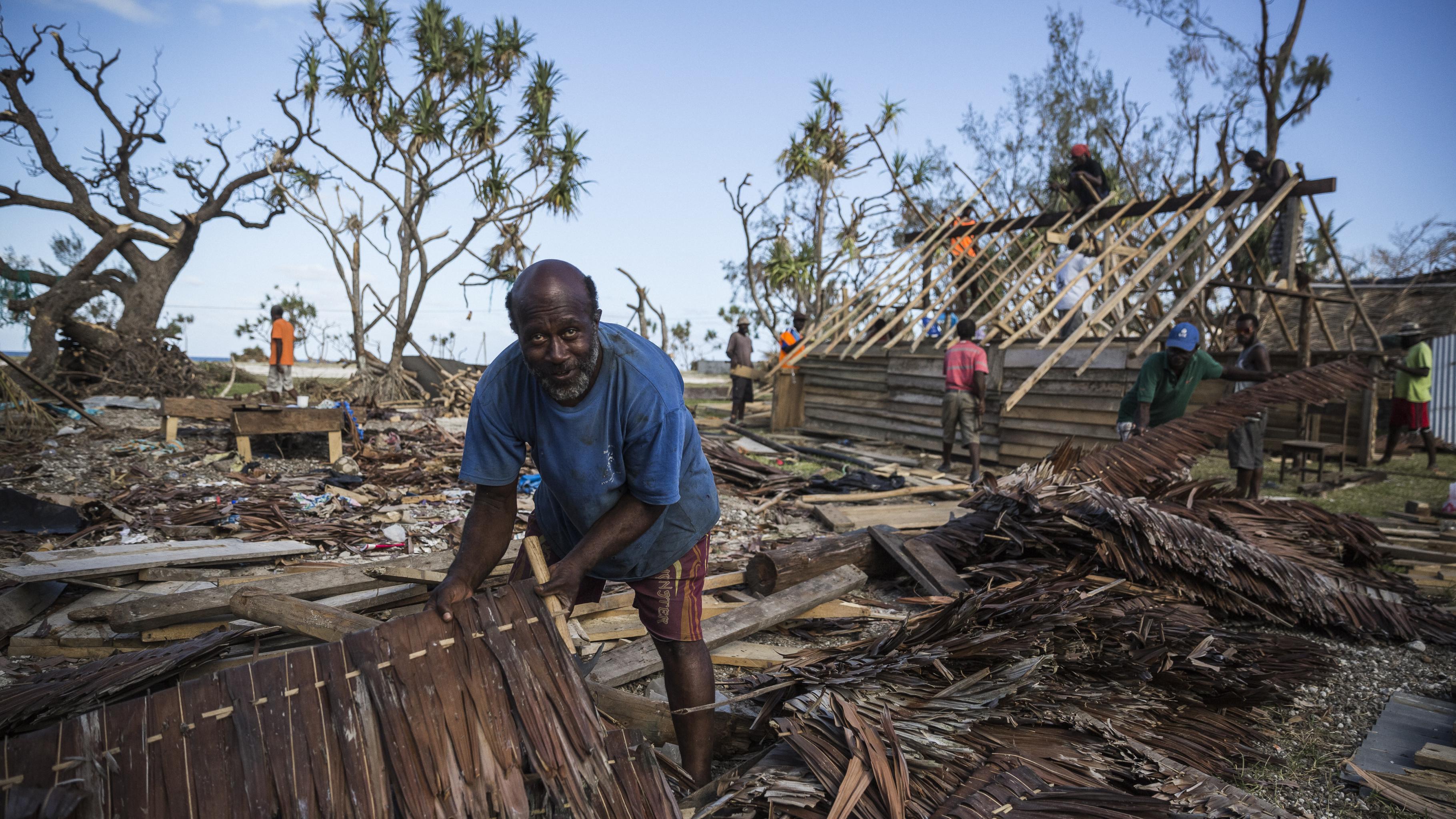 Mann steht in Trümmern seines Hauses, das vom Zyklon zerstört wurde 