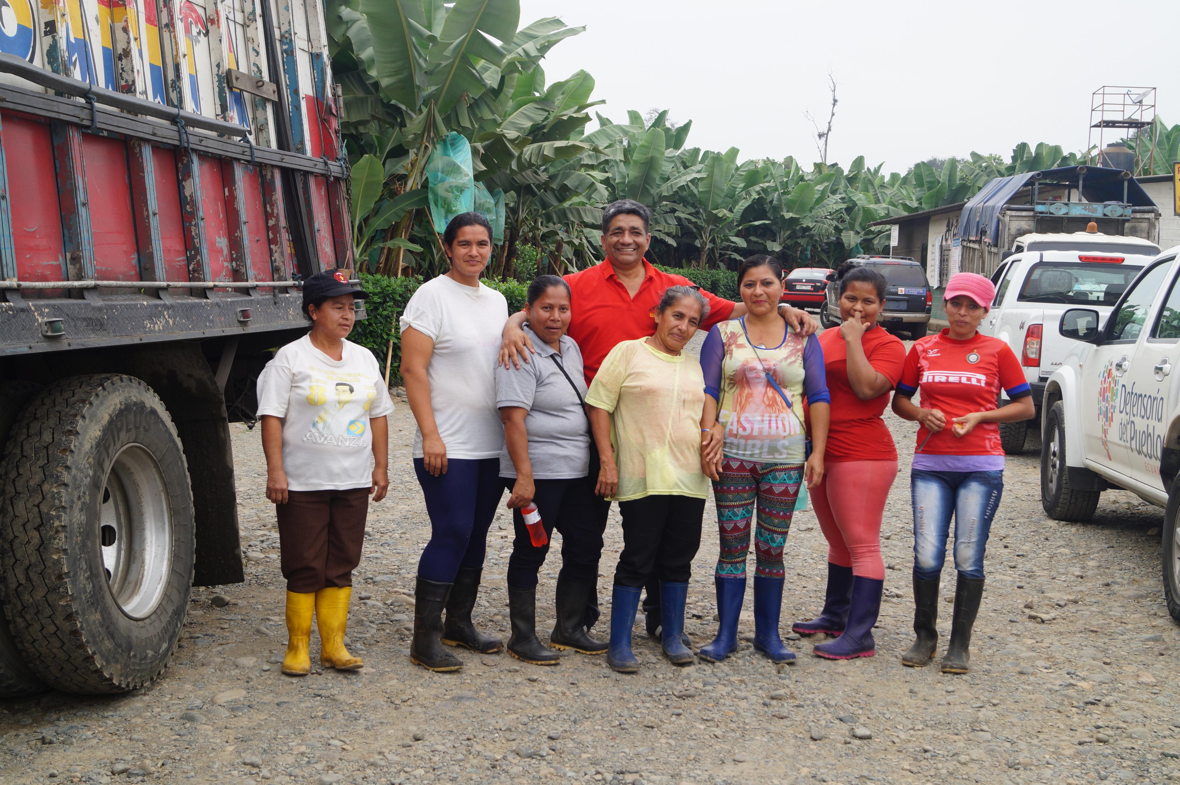Mitarbeiter/innen von ASTAC mit ecuadorianischen Plantagenarbeiterinnen an ihrem Arbeitsplatz 