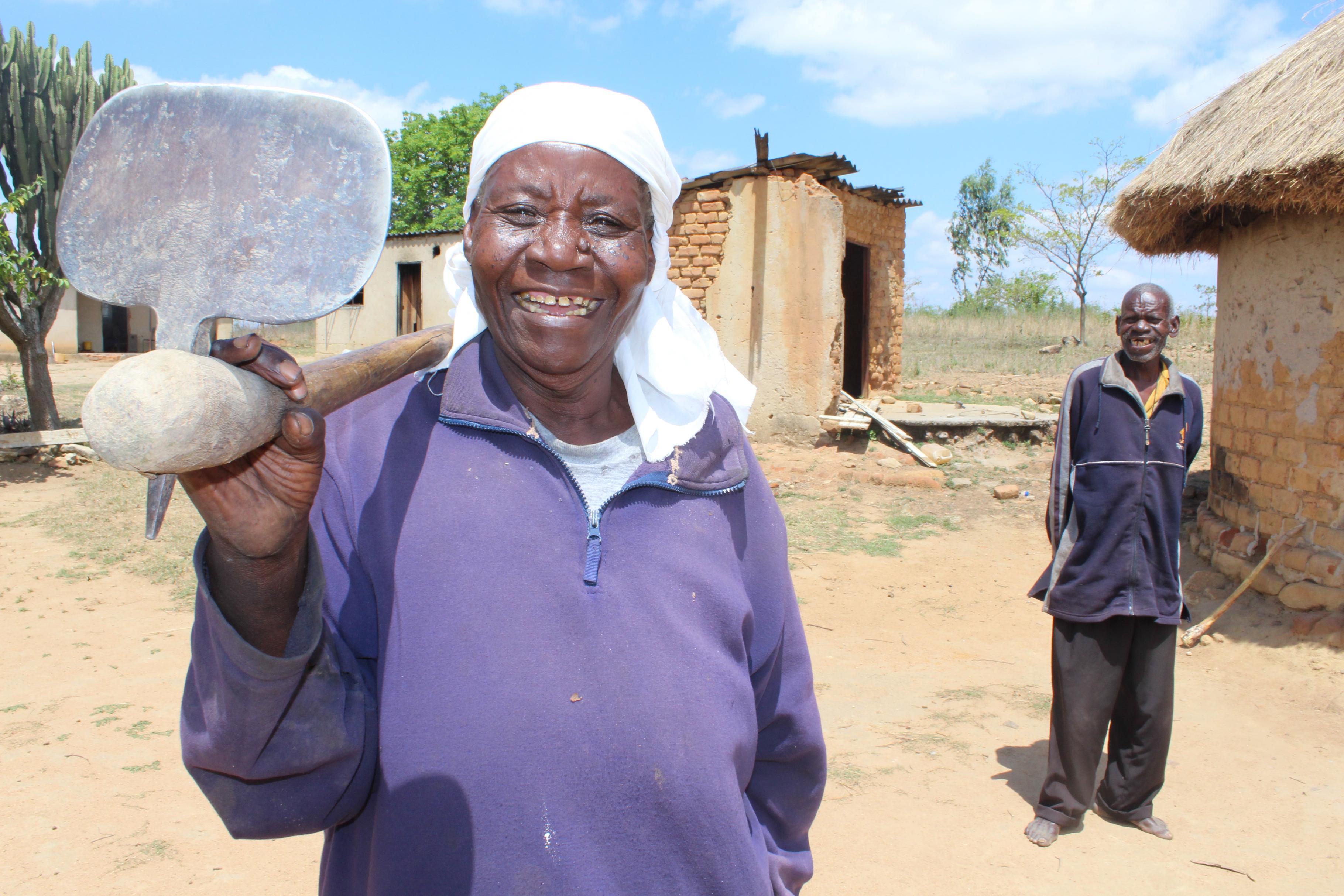 Die 71-jährige Florence Mahove aus Simbabwe mit ihrem Ehemann