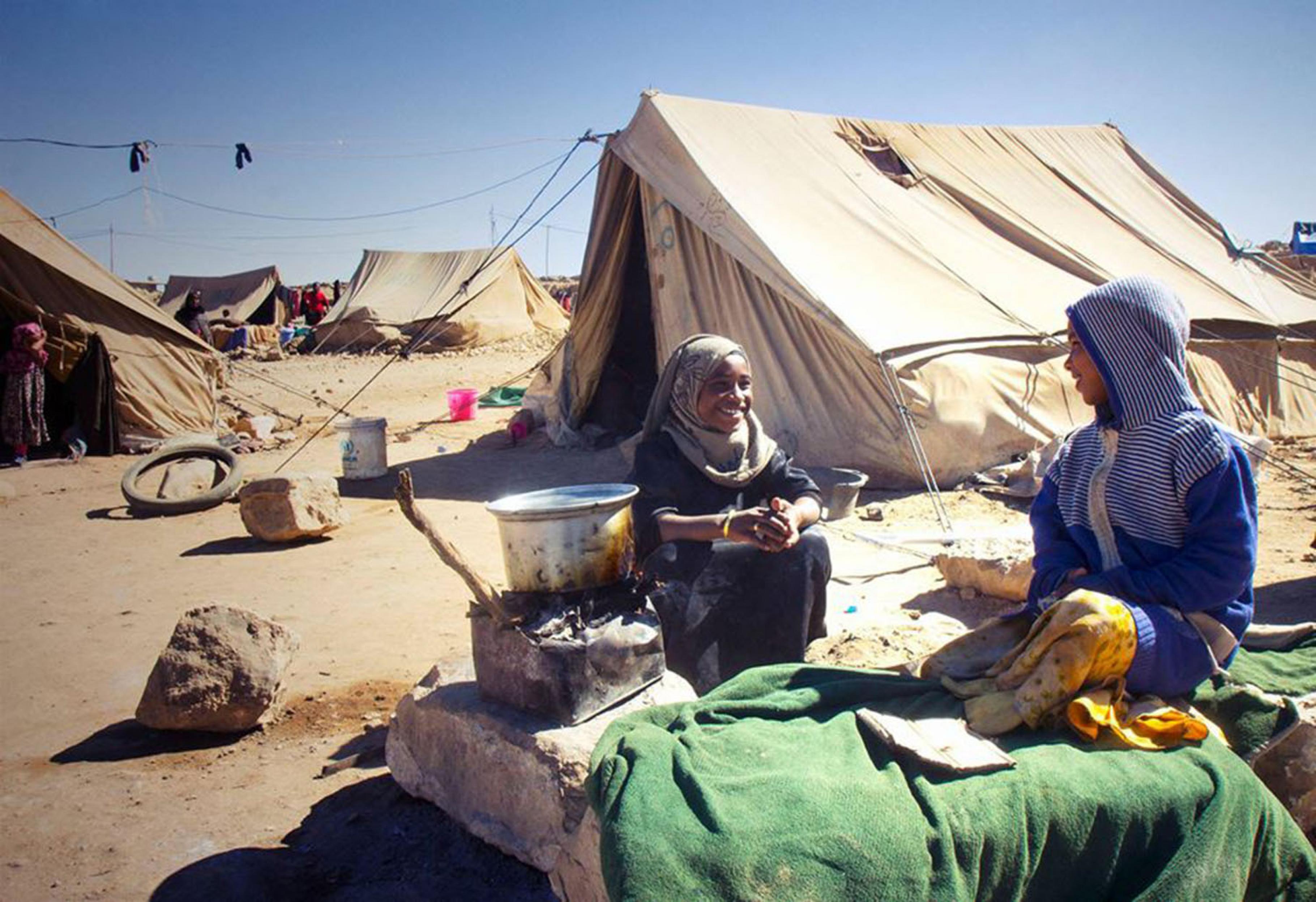 Zwei Kinder in einem Camp im Jemen